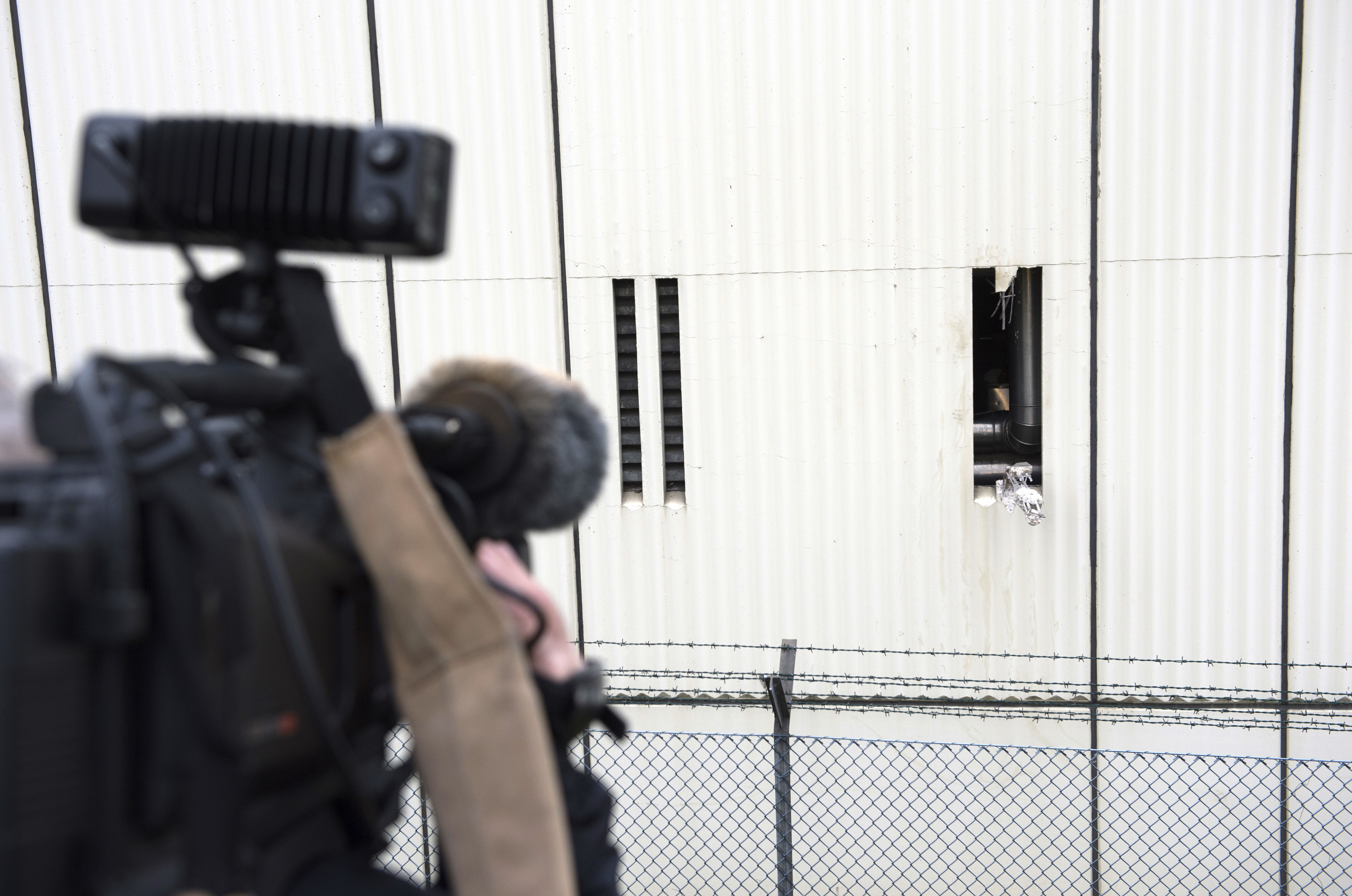 1 of 4 inmates who escaped Berlin prison turns himself in