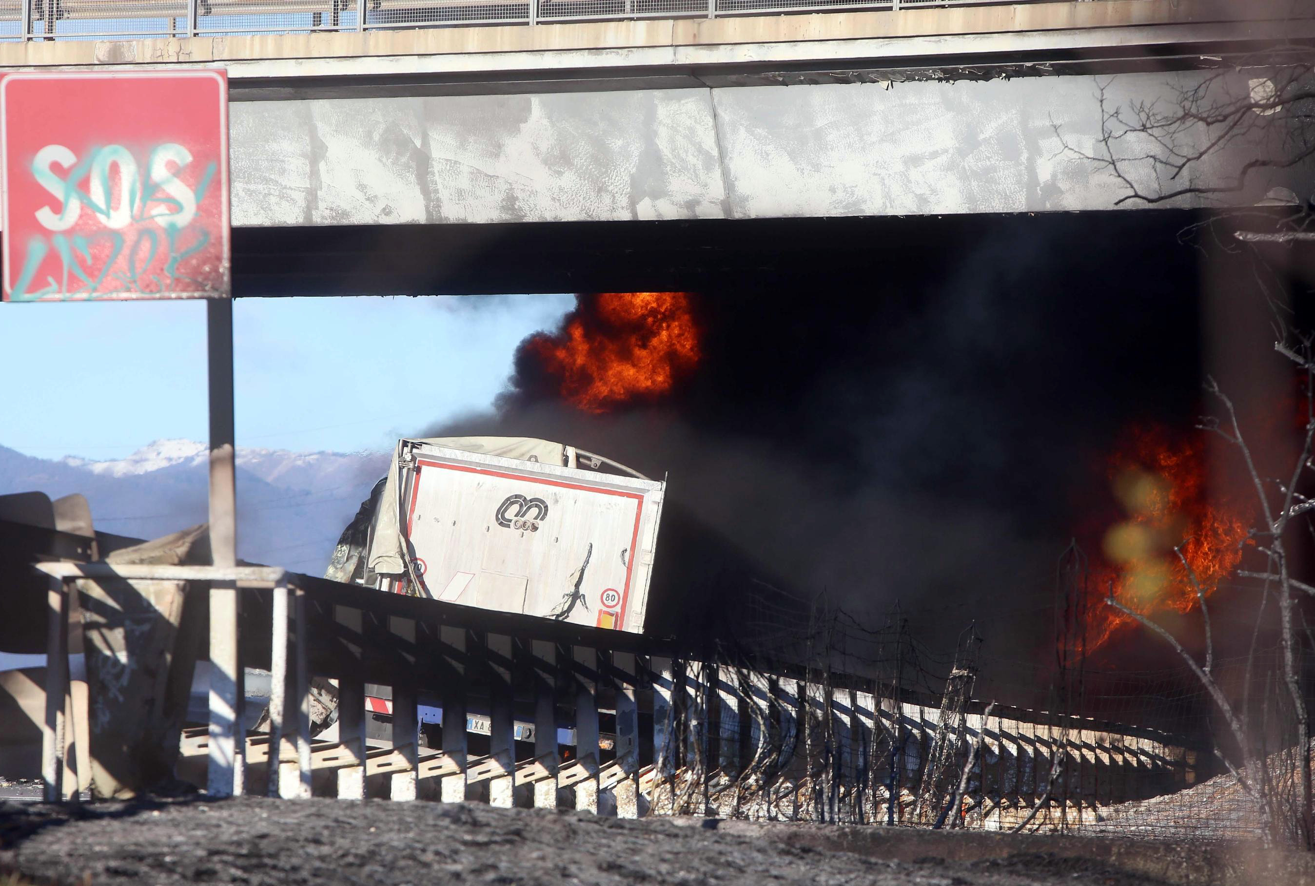 Highway crash in northern Italy kills 6 when tanker ignites