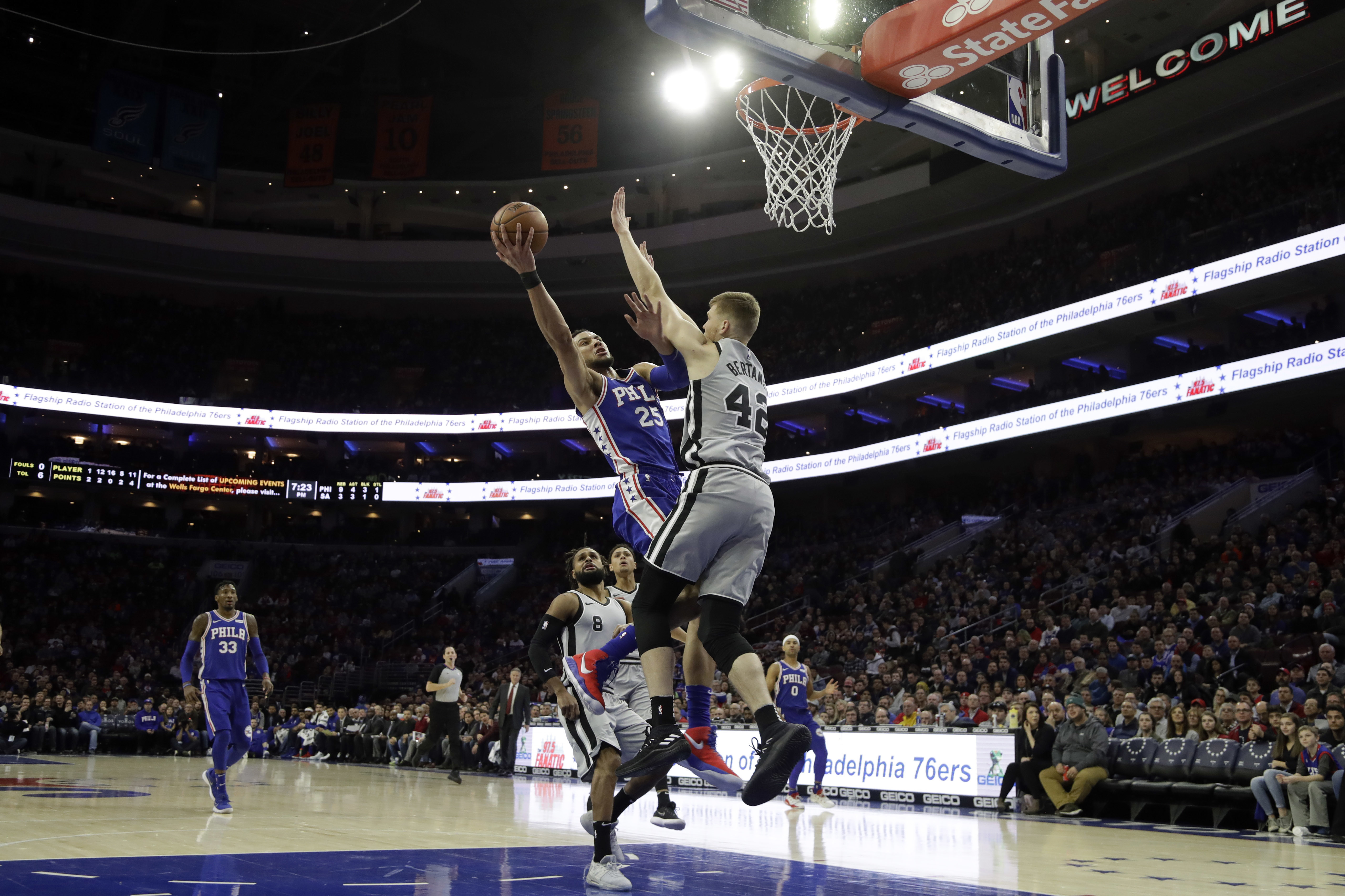 Embiid shakes off sprained hand, Sixers edge Spurs