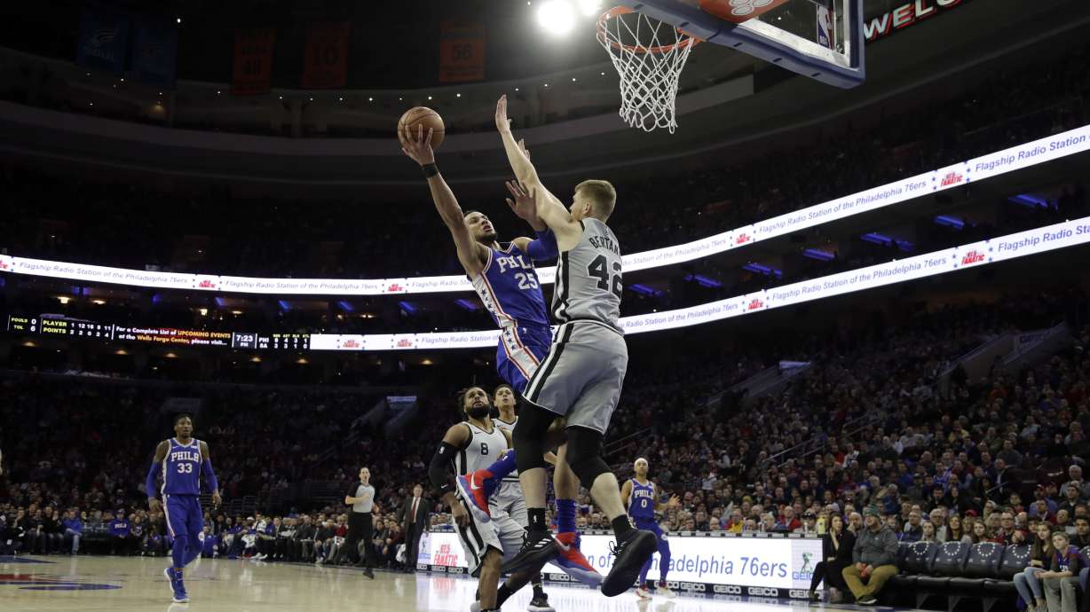 Embiid shakes off sprained hand, Sixers edge Spurs