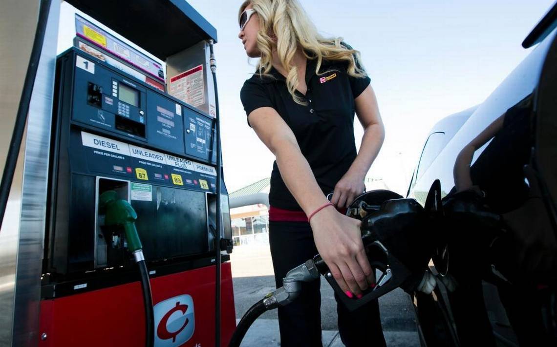 Average US price of gas drops 12 cents per gallon to $2.31