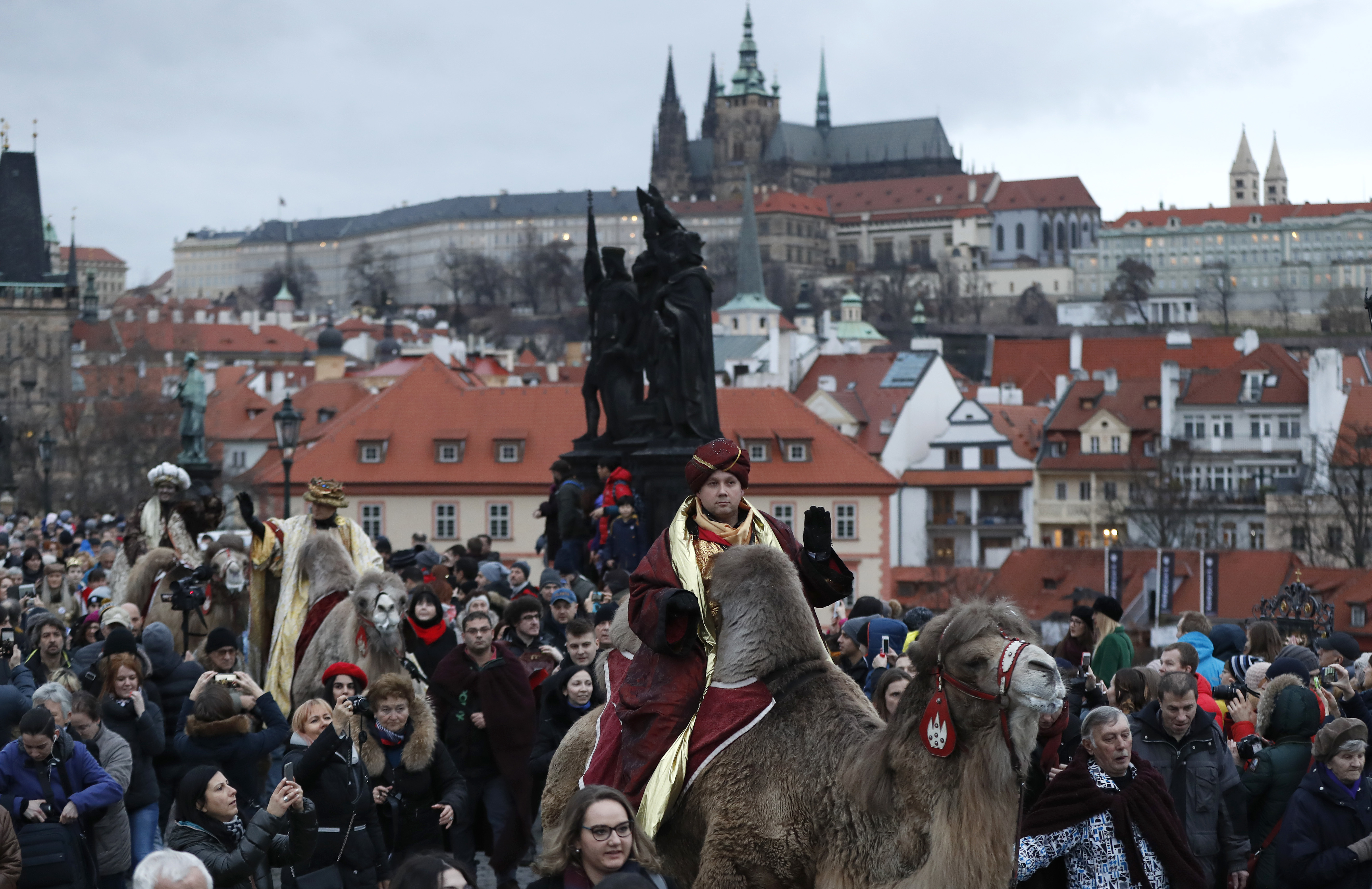 Crowds pack Spanish streets for colorful Epiphany parades