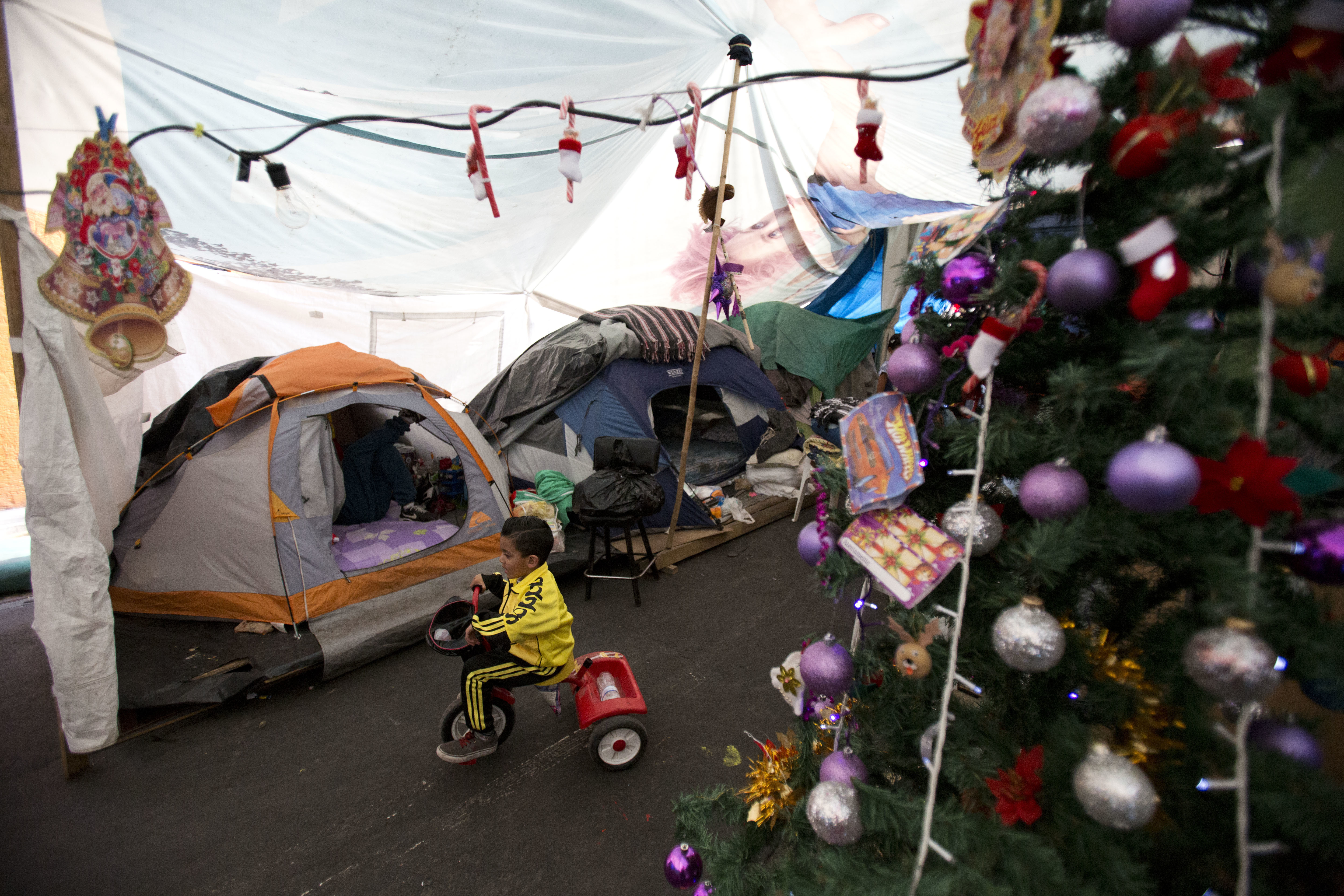 In Mexico quake camps, a bit of holiday cheer for youngsters
