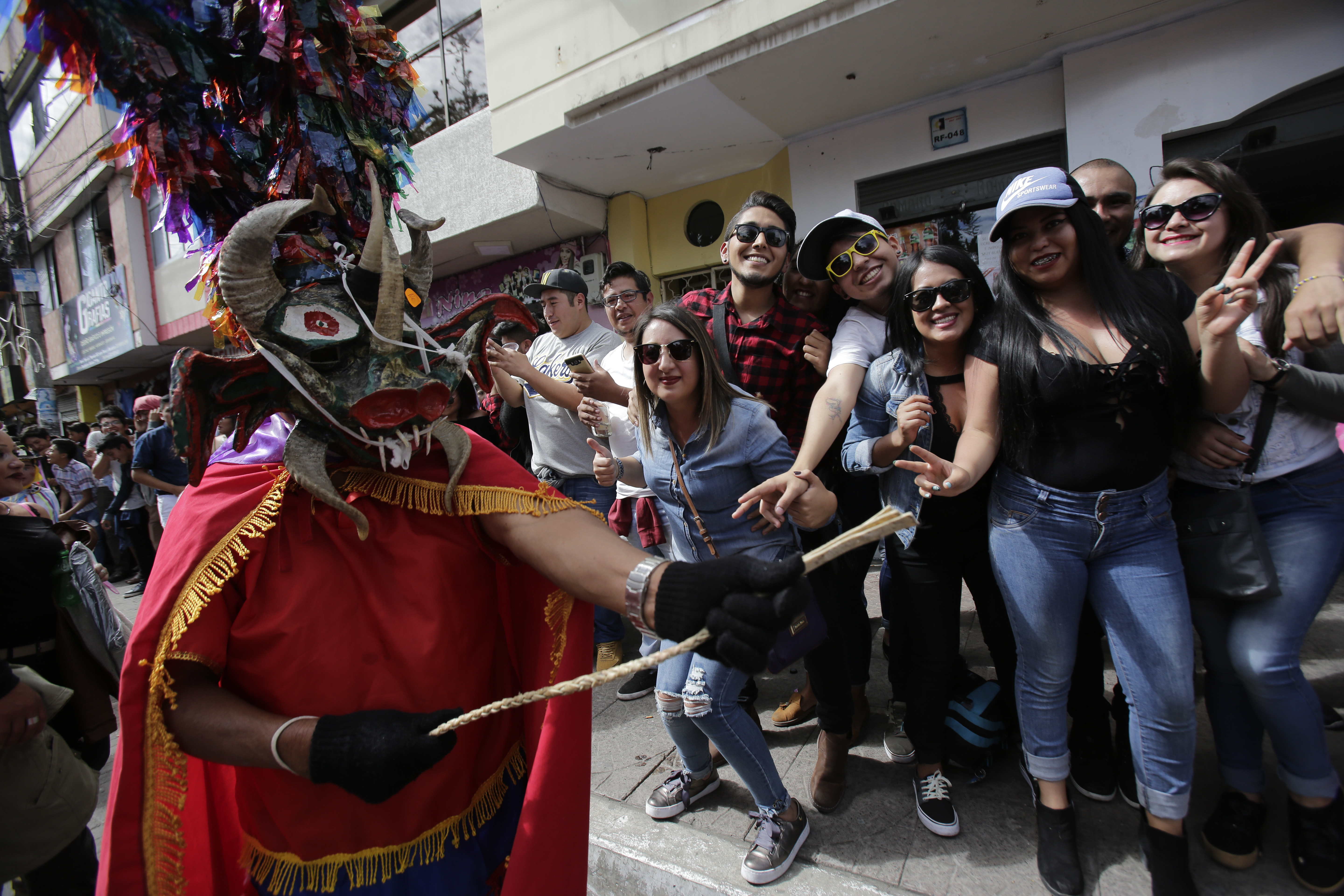 Ecuadorean village rings in new year with devil dance