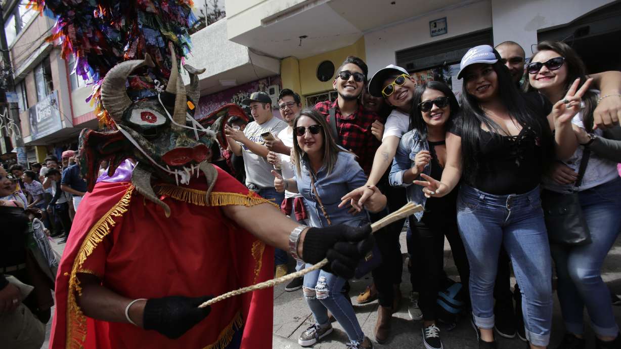 Ecuadorean village rings in new year with devil dance