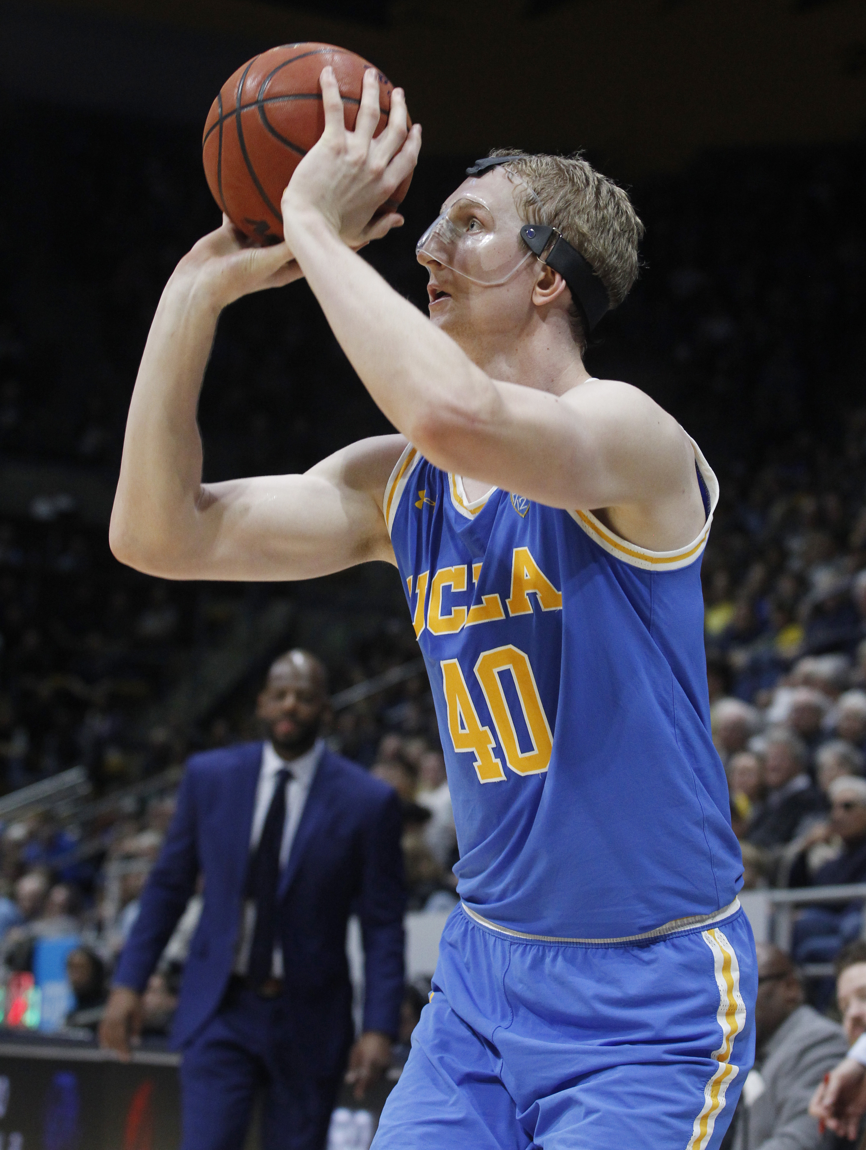 Holiday scores 21 as UCLA tops Cal, 107-84