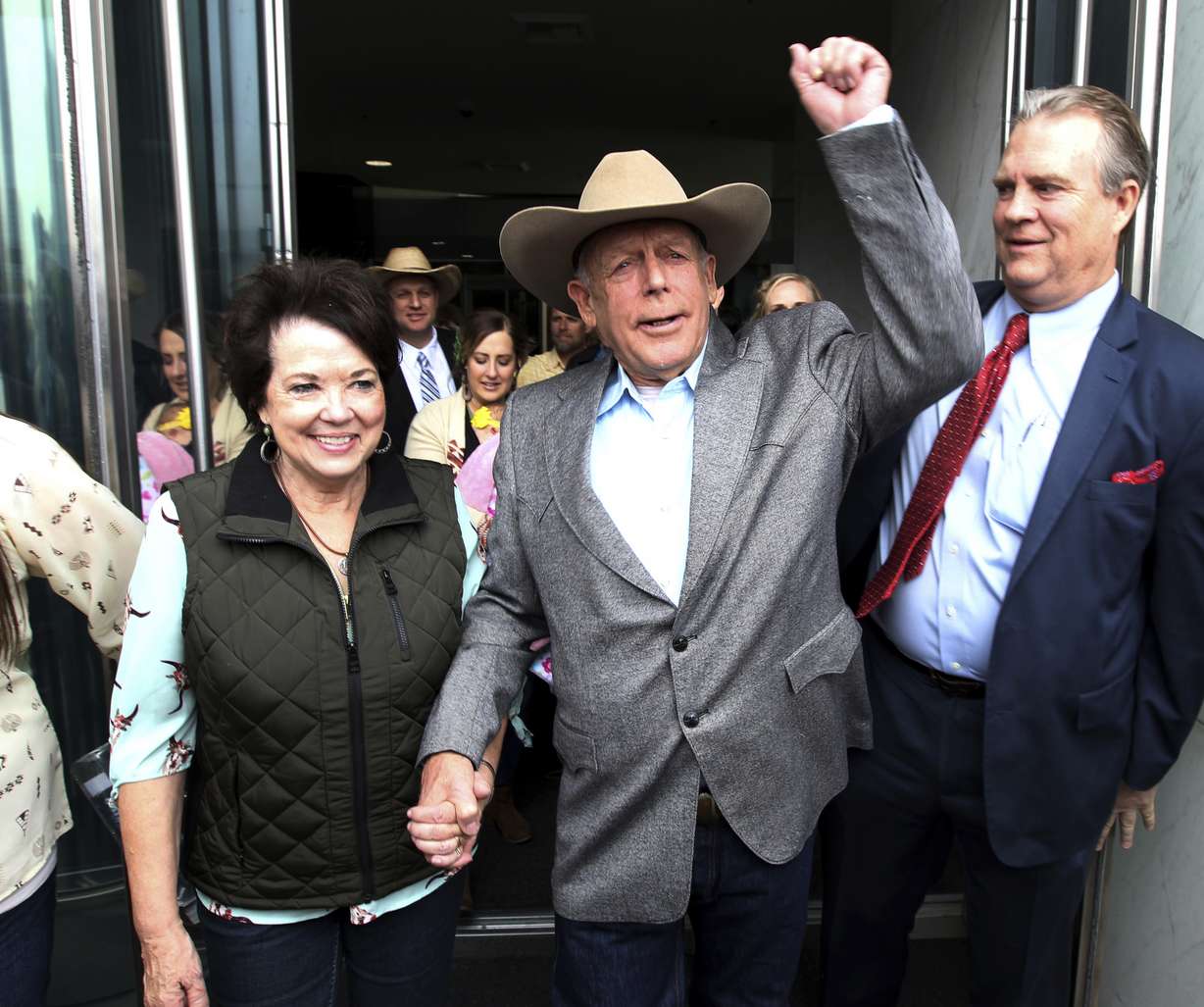Cliven Bundy walks out of federal court with his wife Carol on Monday, Jan. 8, 2018, in Las Vegas, after a judge dismissed criminal charges against him and his sons accused of leading an armed uprising against federal authorities in 2014. Photo: K.M. Cannon, AP Photo, File