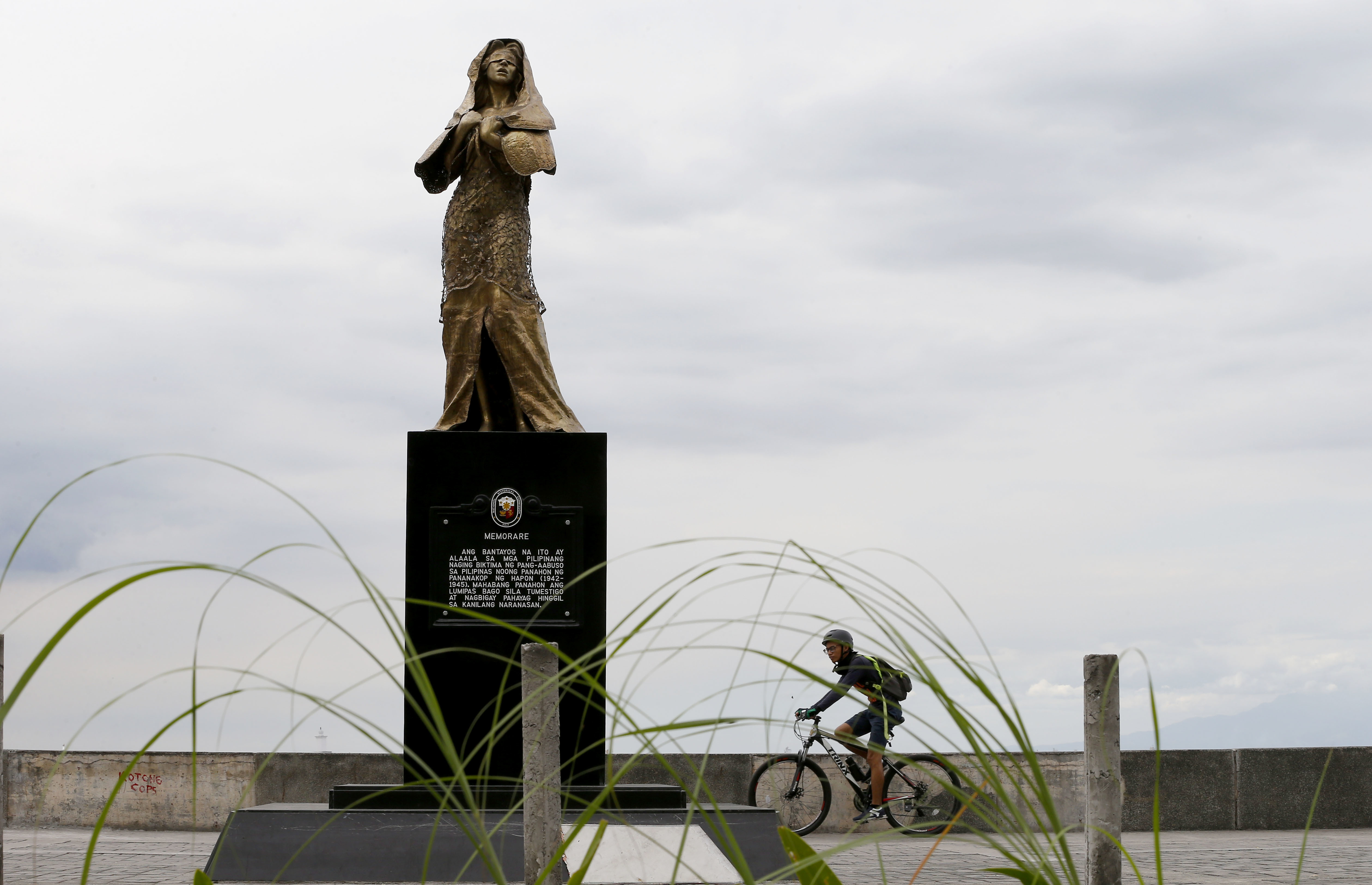 Women ask Philippine leader to keep 'sex slave' statue