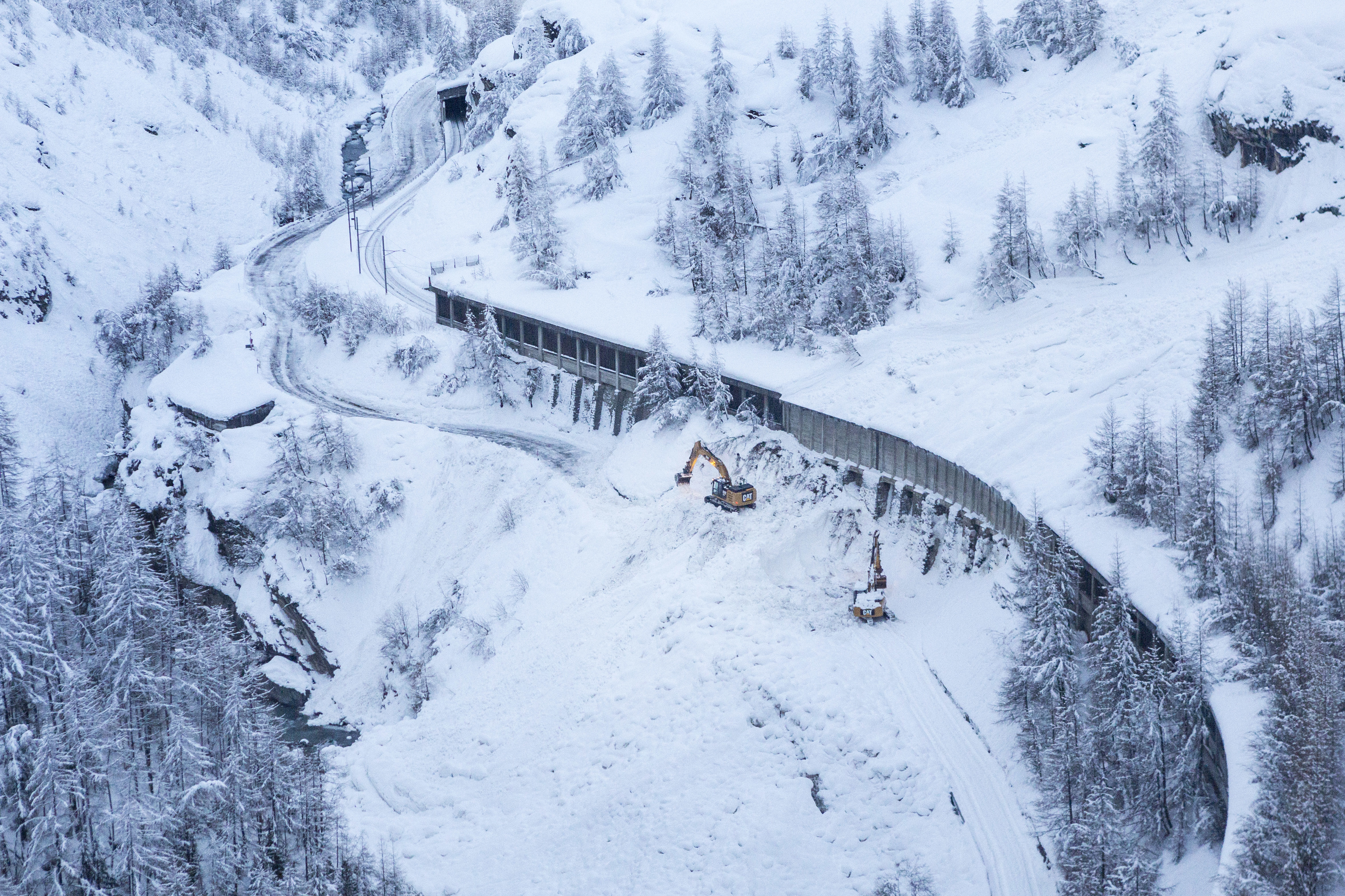 Tourists relieved as access to snowbound Swiss town returns