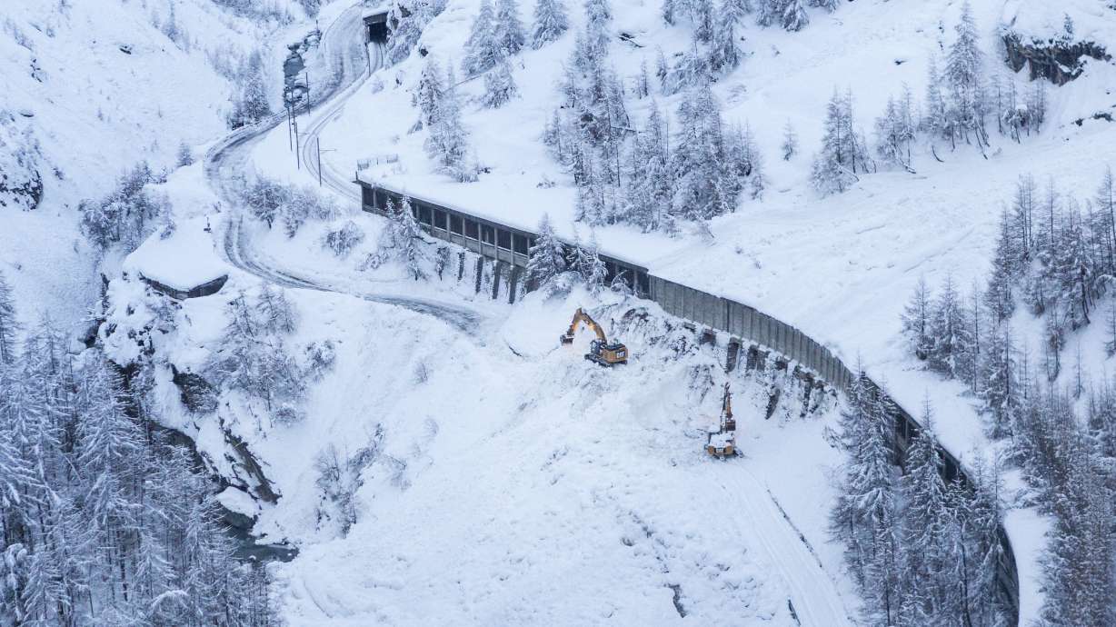 Tourists relieved as access to snowbound Swiss town returns