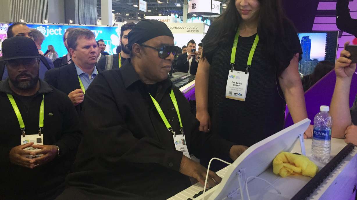 Stevie Wonder wows crowd on 'smart' piano at tech show