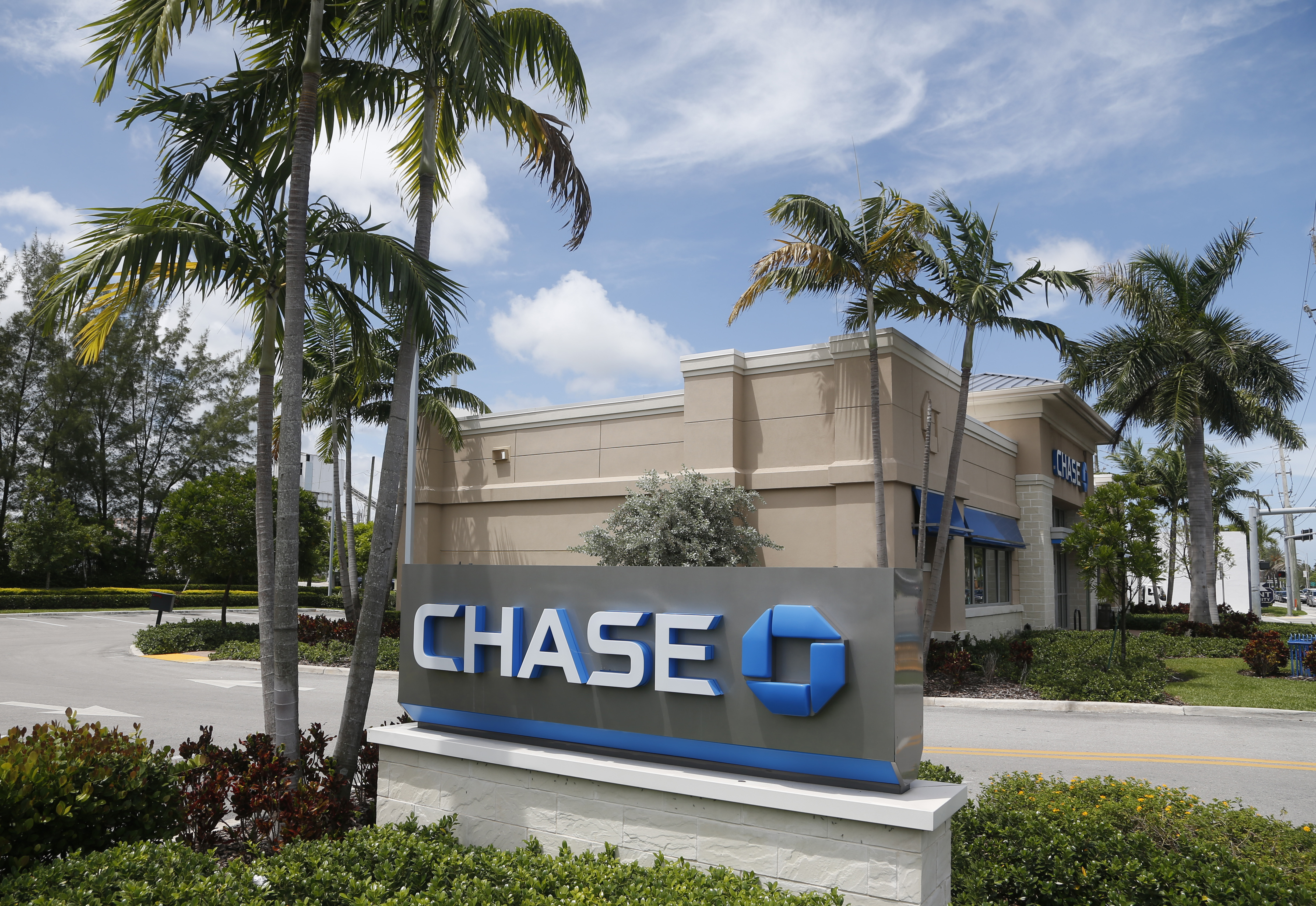 JPMorgan Chase 4Q results fall 37 percent, due to tax charge
