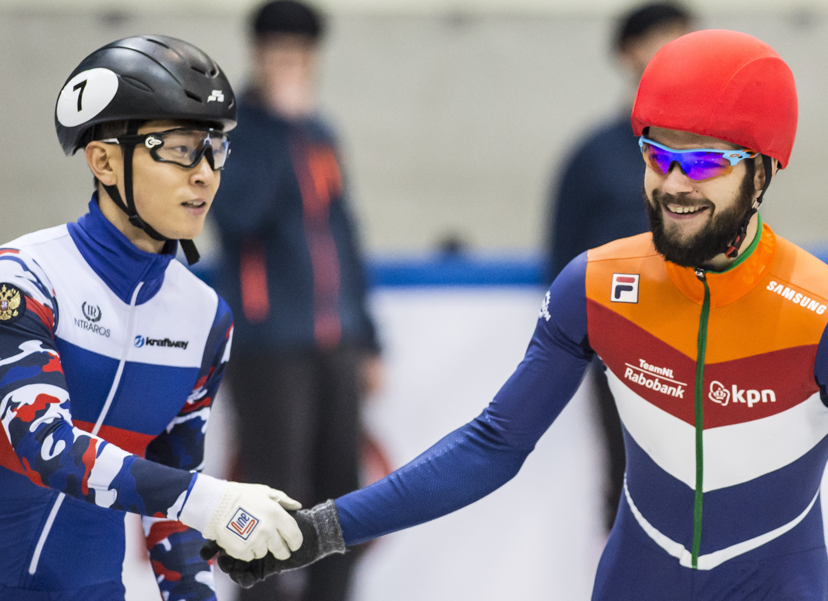 Valcepina, Knegt win at European short track speed skating