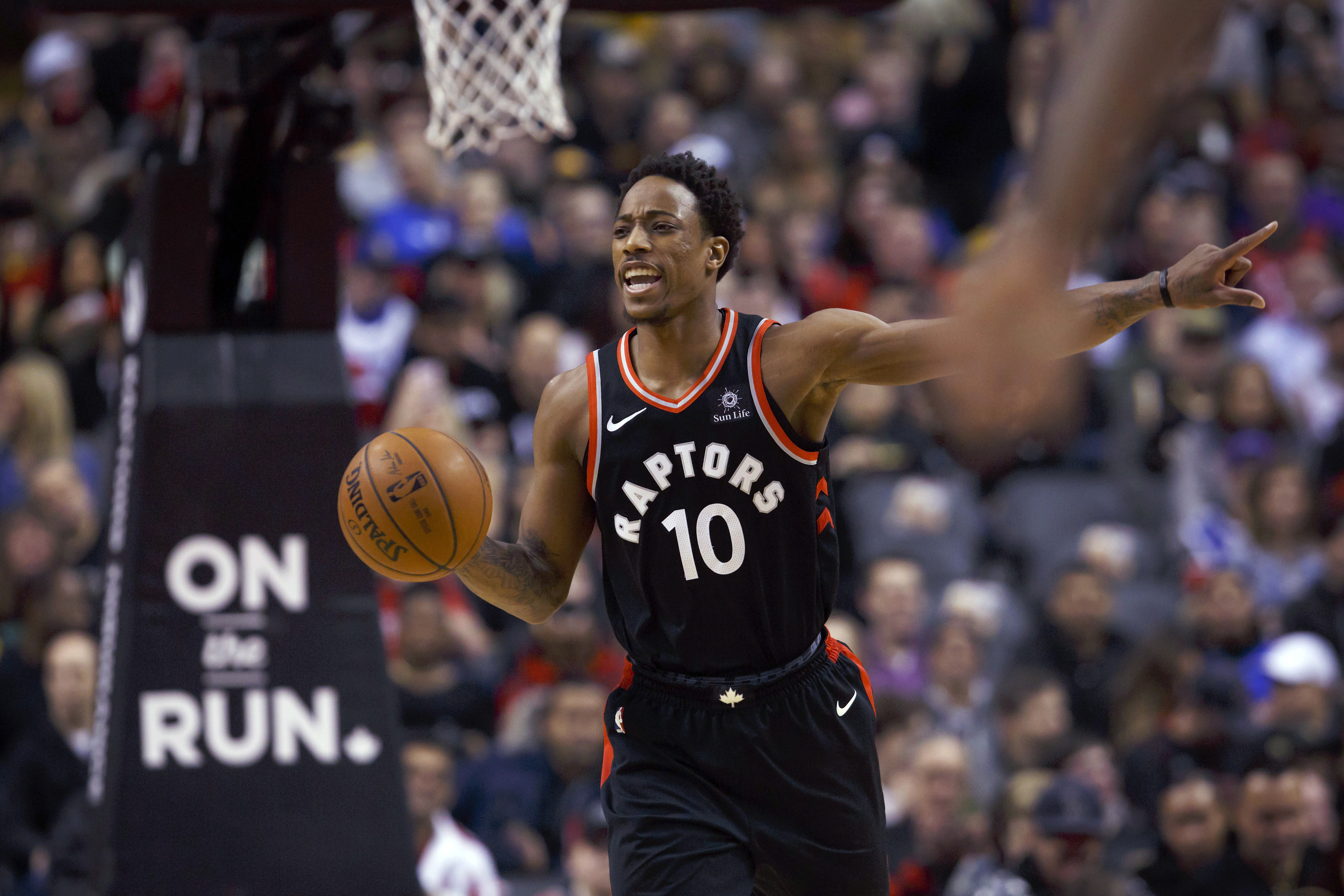 Curry returns with 24 points, Warriors beat Raptors 127-125
