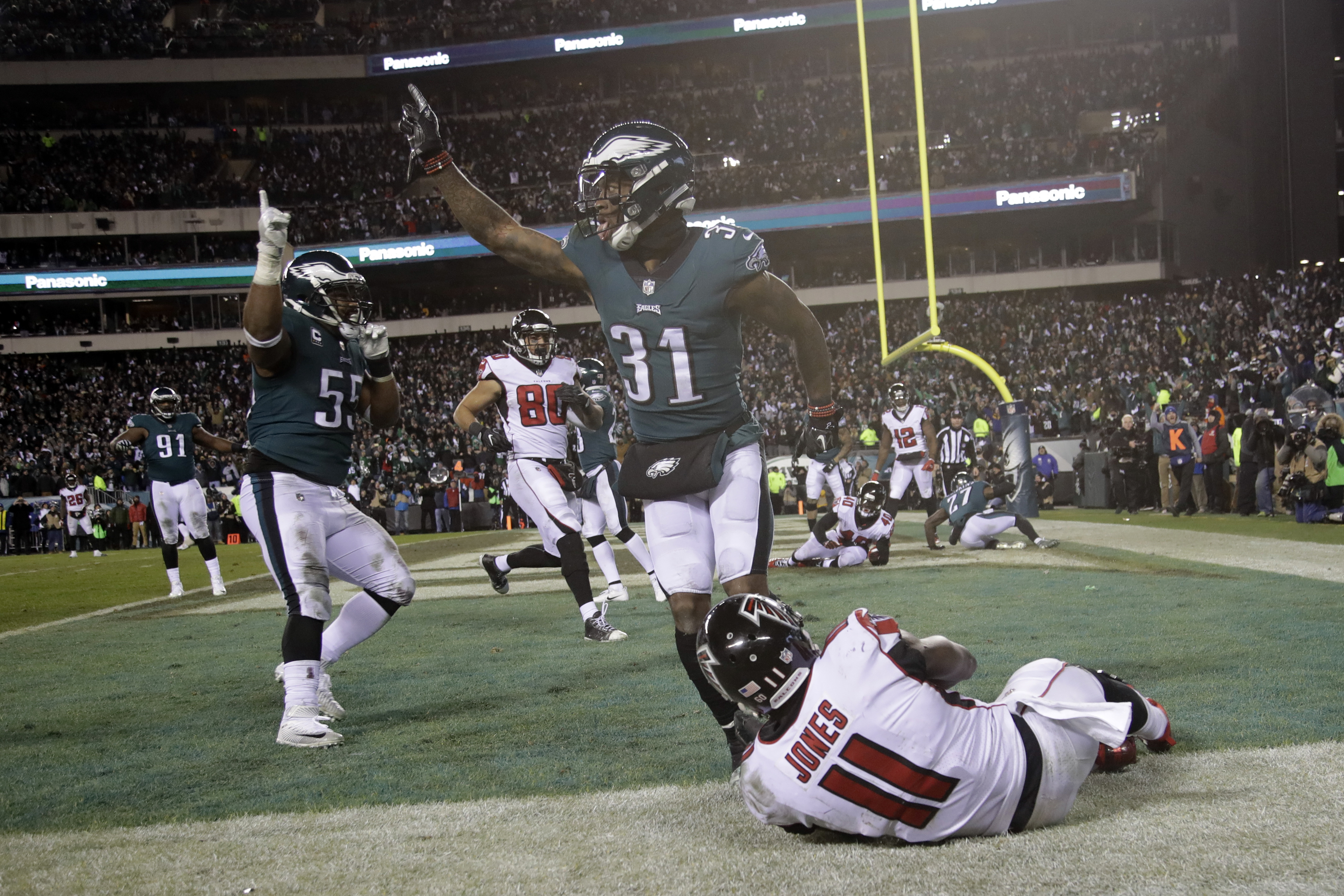 Eagles use goal-line stand, Elliott FGs to beat Falcons