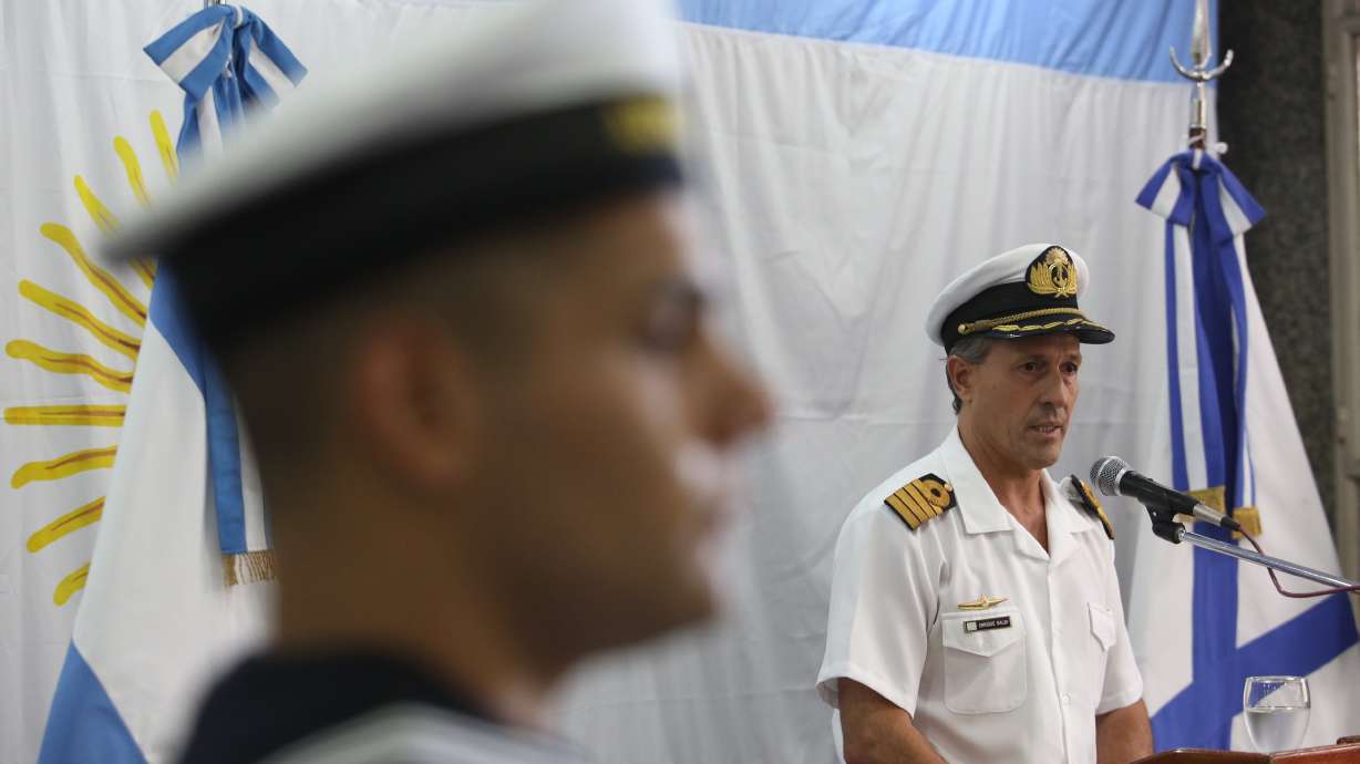 Families of missing sub crew ask Russia to continue search