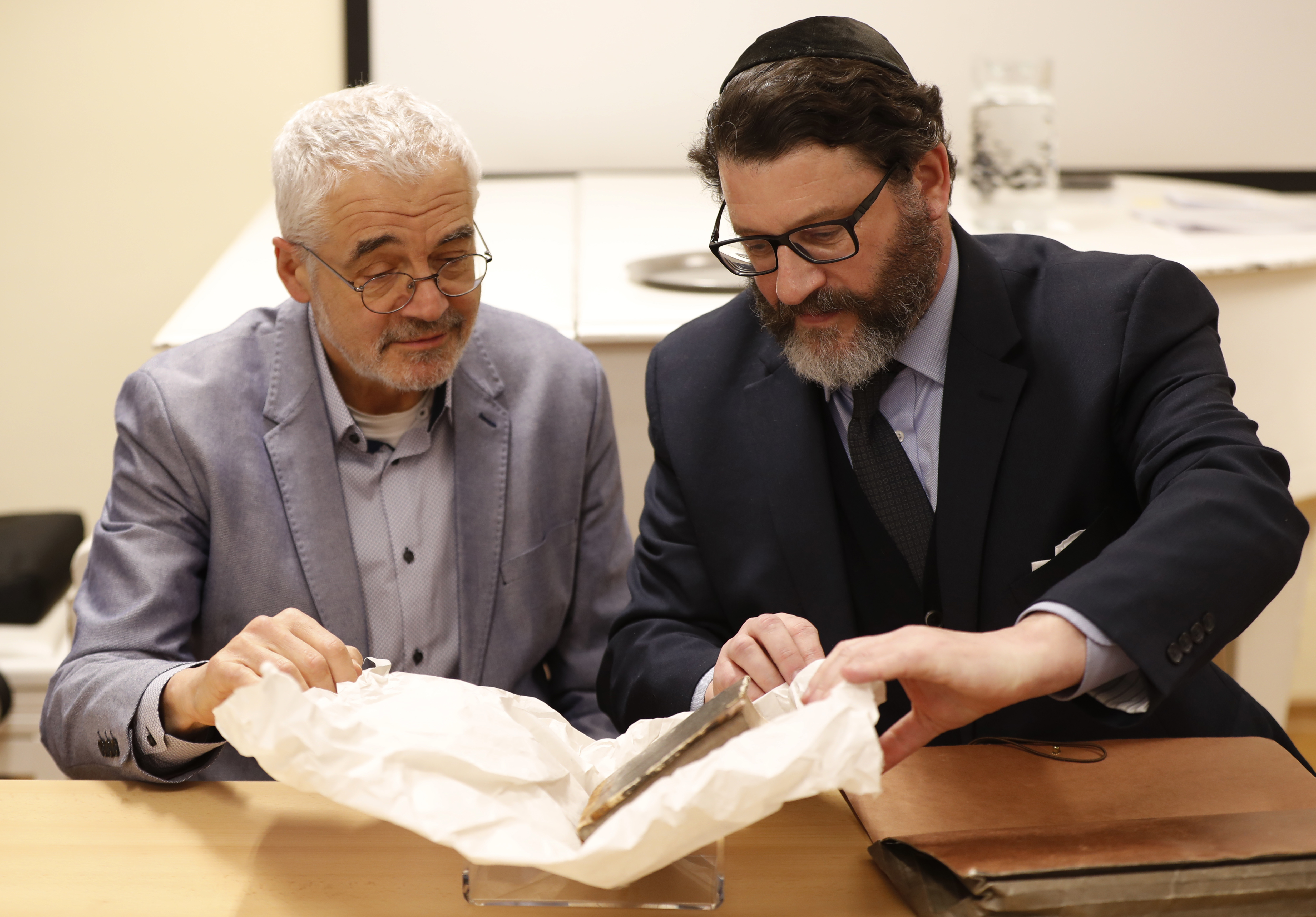Hebrew grammar book from 16th century returns to Prague