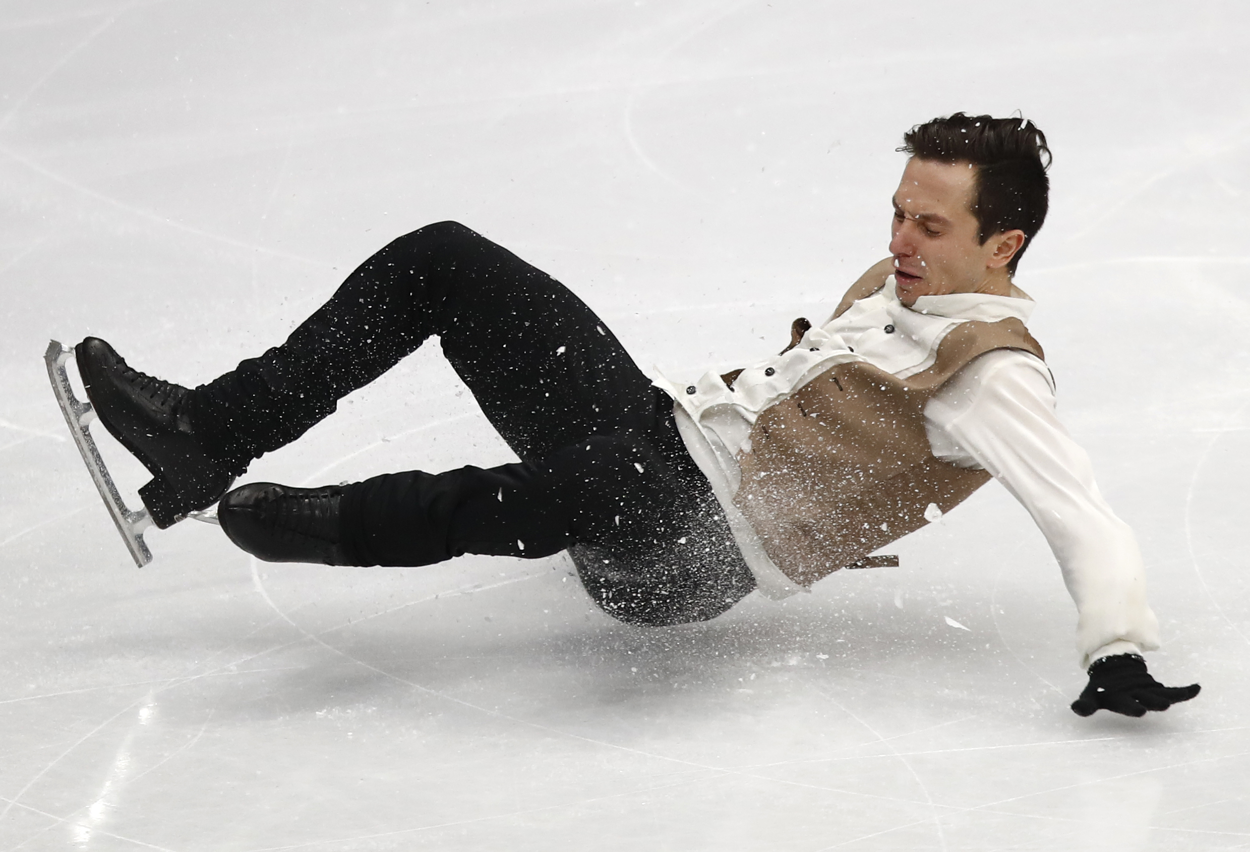 Fernandez leads European figure skating championships