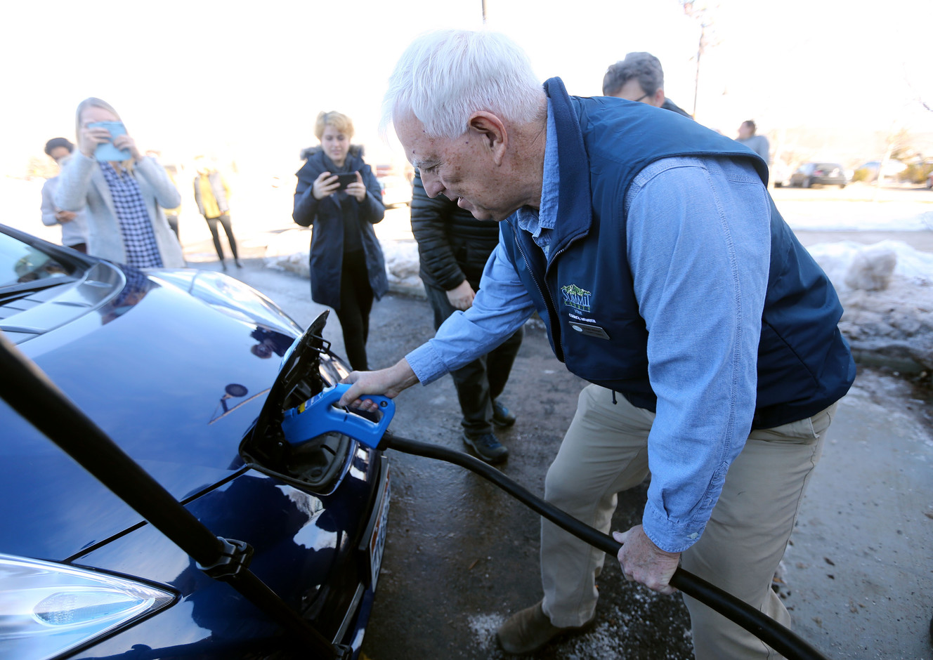 New electric vehicle charging stations installed to help create 'clean air corridor'