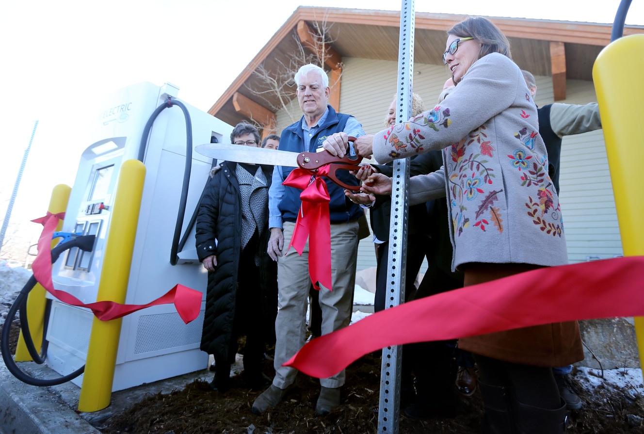Glenn Wright, a member of the Summit County Council, and Kim Carson, chairwoman of the council, cut the ribbon for new electric vehicle fast-charging stations at the Summit County Library in Park City. (Photo: Kristin Murphy, Deseret News)