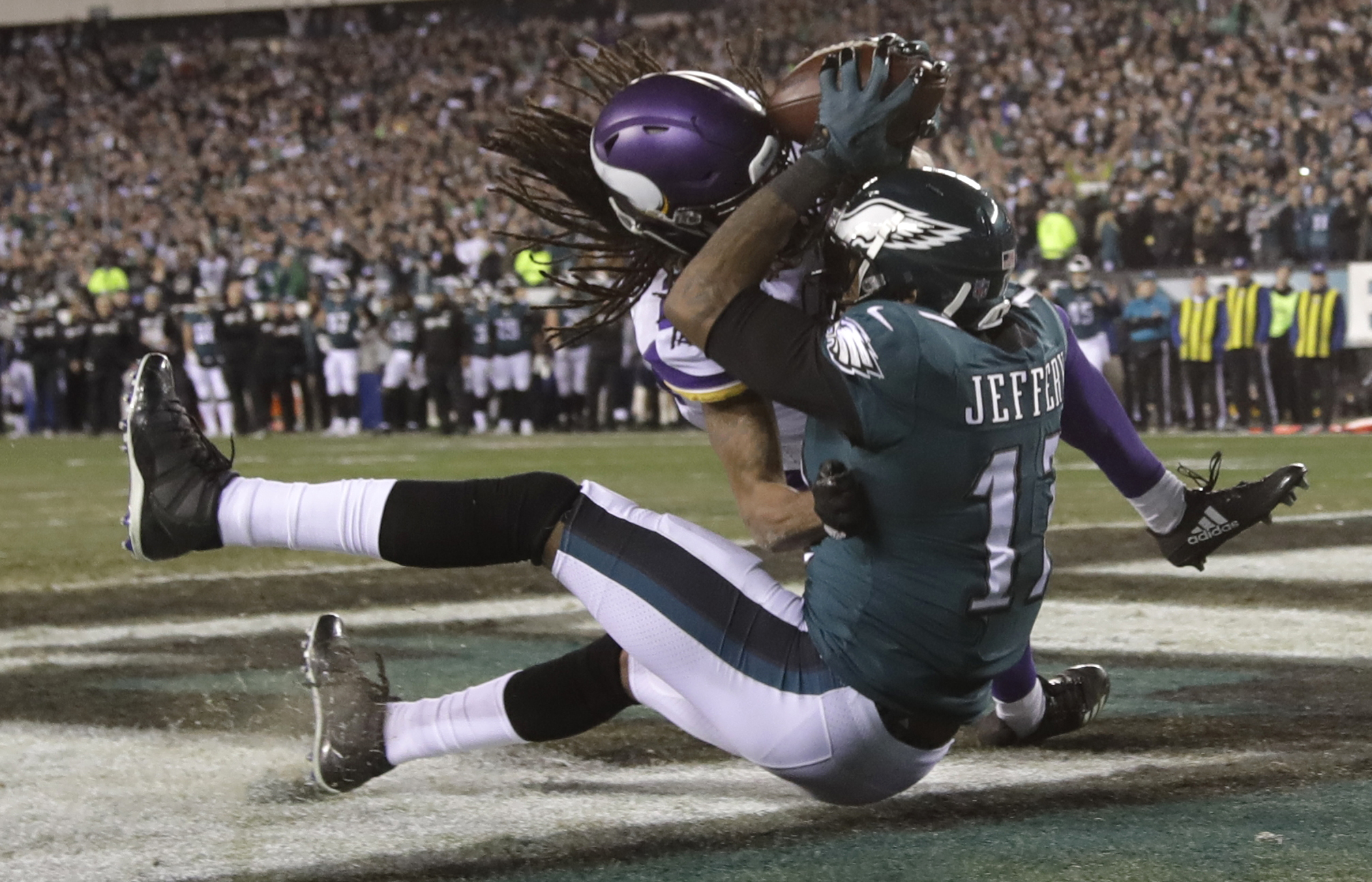 Philadelphia Eagles' Alshon Jeffery catches a touchdown pass during the second half of the NFL football NFC championship game against the Minnesota Vikings Sunday, Jan. 21, 2018, in Philadelphia. (AP Photo, Matt Rourke)