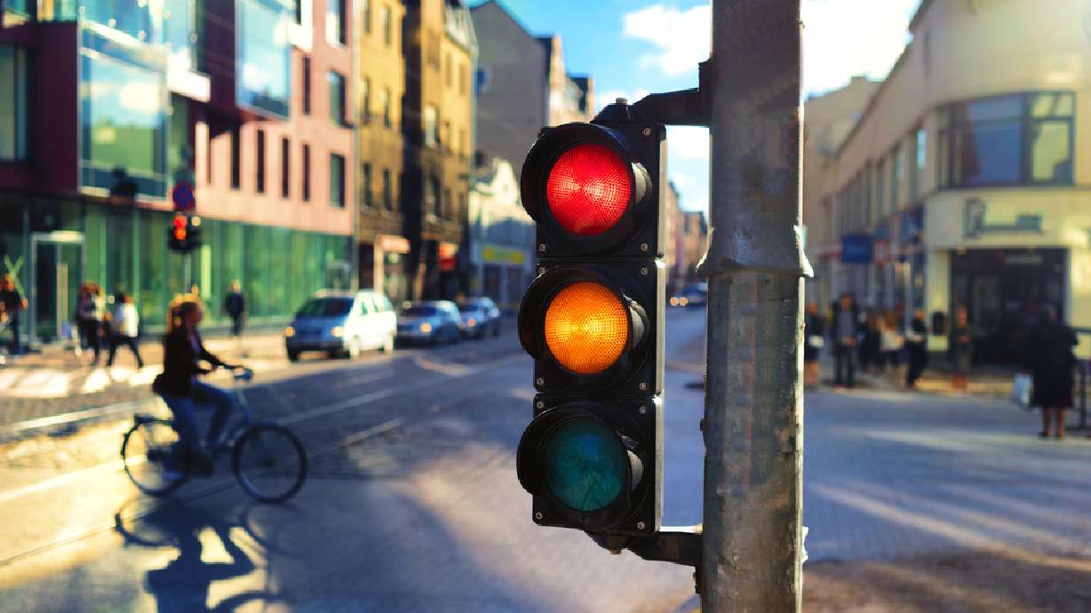 Should Utah law allow bicycles to pass through red lights?