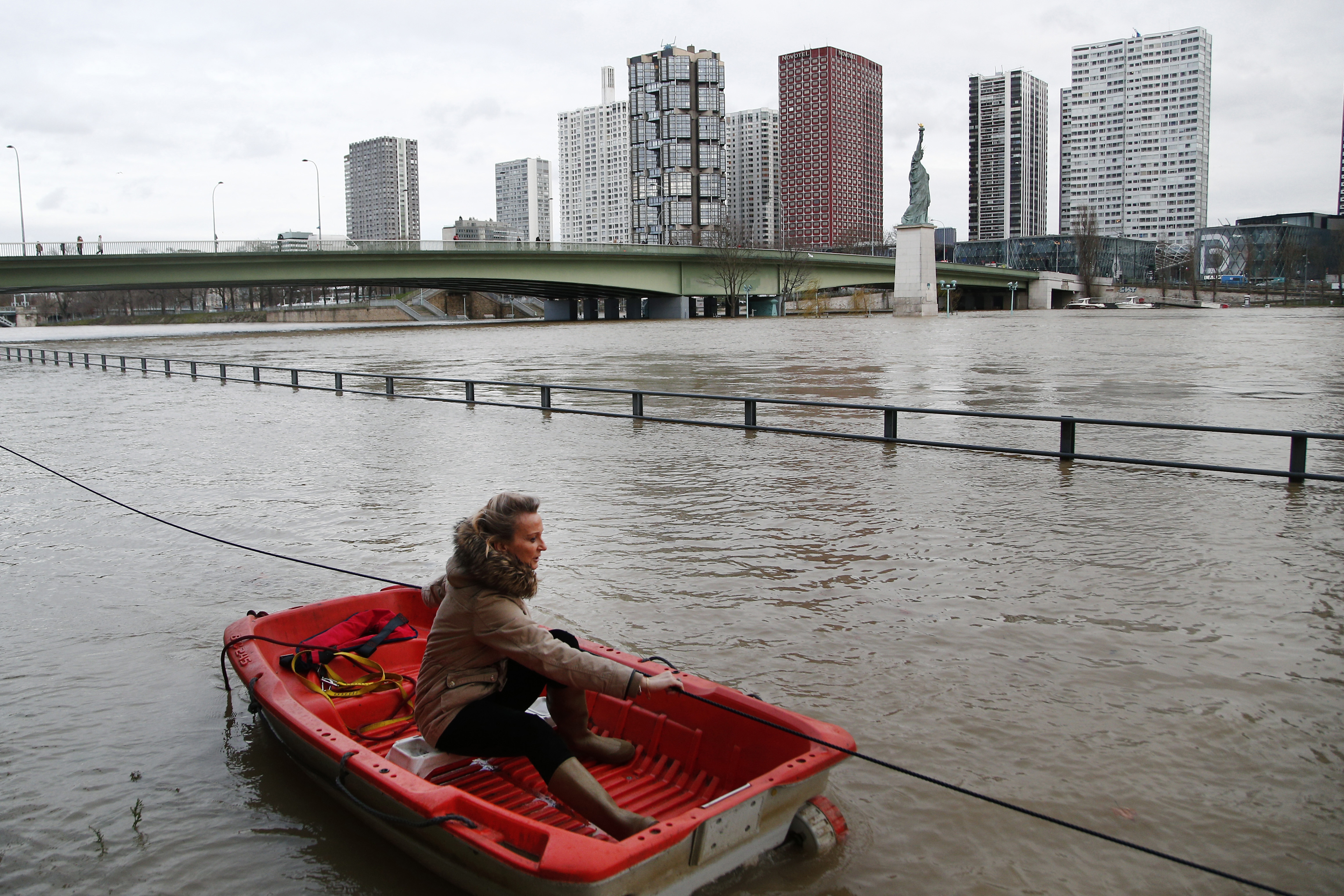 Hundreds evacuated around Paris as Seine keeps swelling