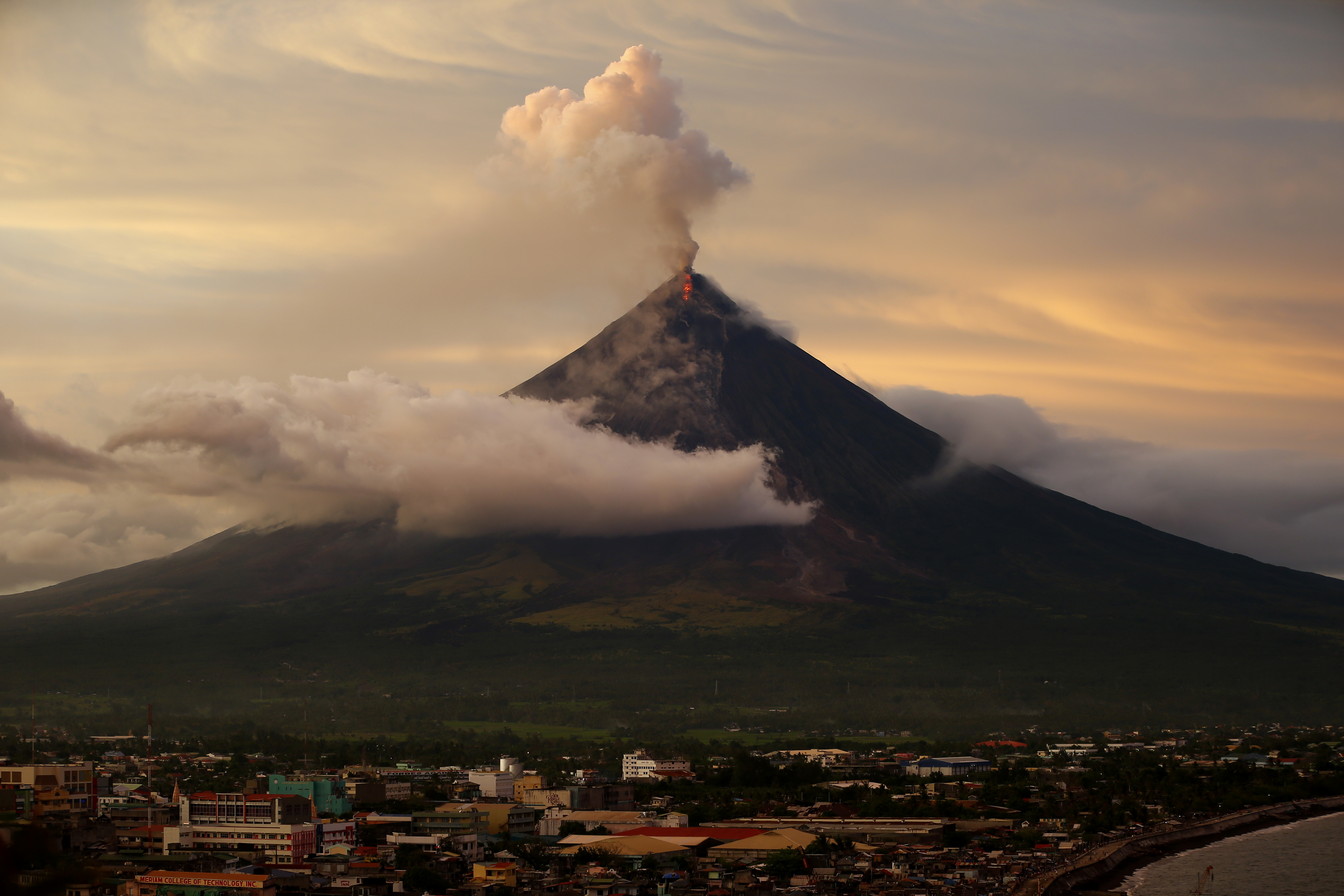 Philippines warns powerful volcanic eruption may still come