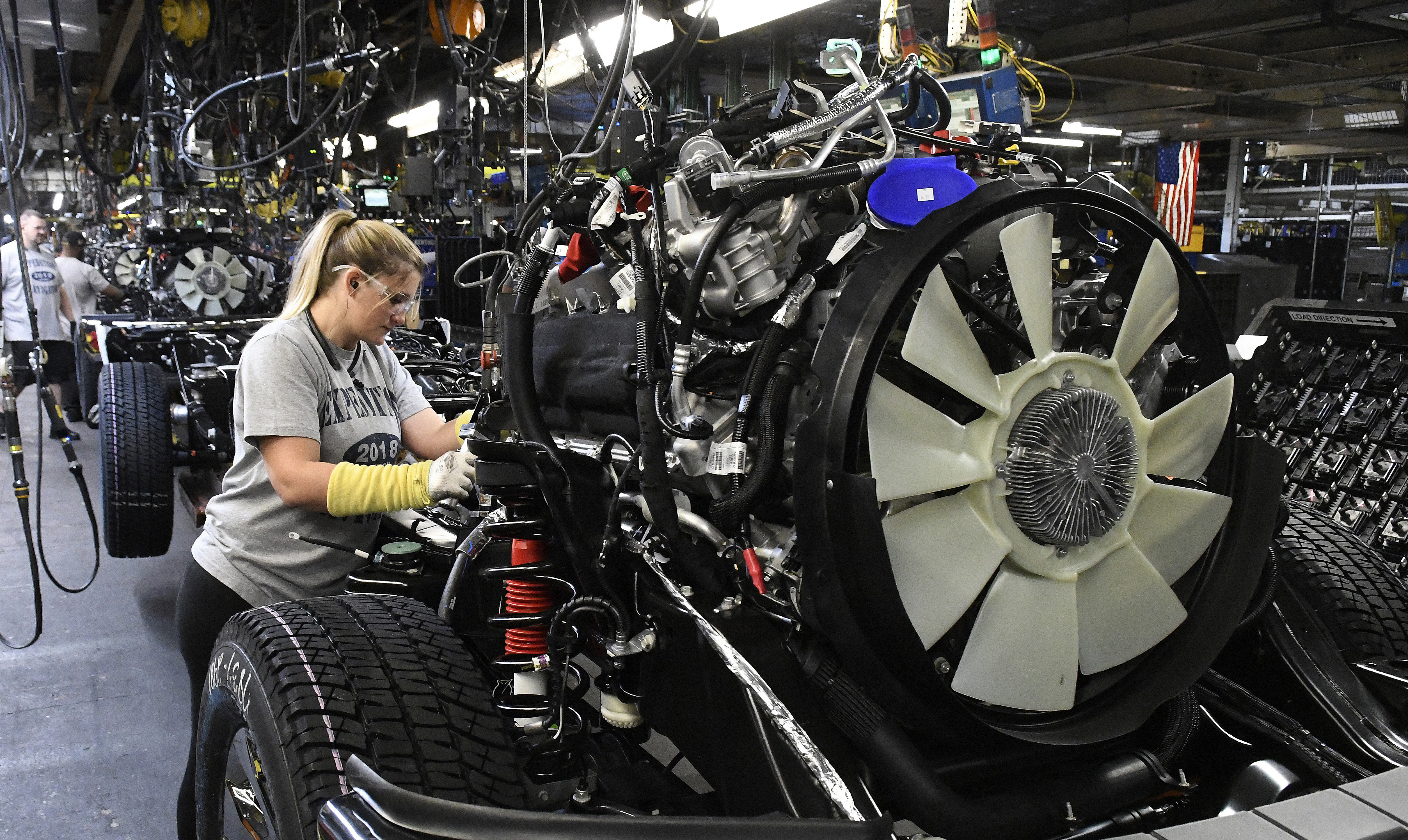 Global growth, dollar, push durable goods orders up 2.9 pct