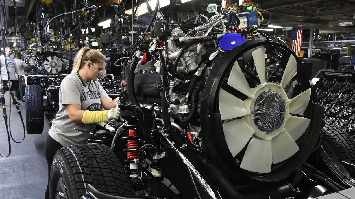 Global growth, dollar, push durable goods orders up 2.9 pct