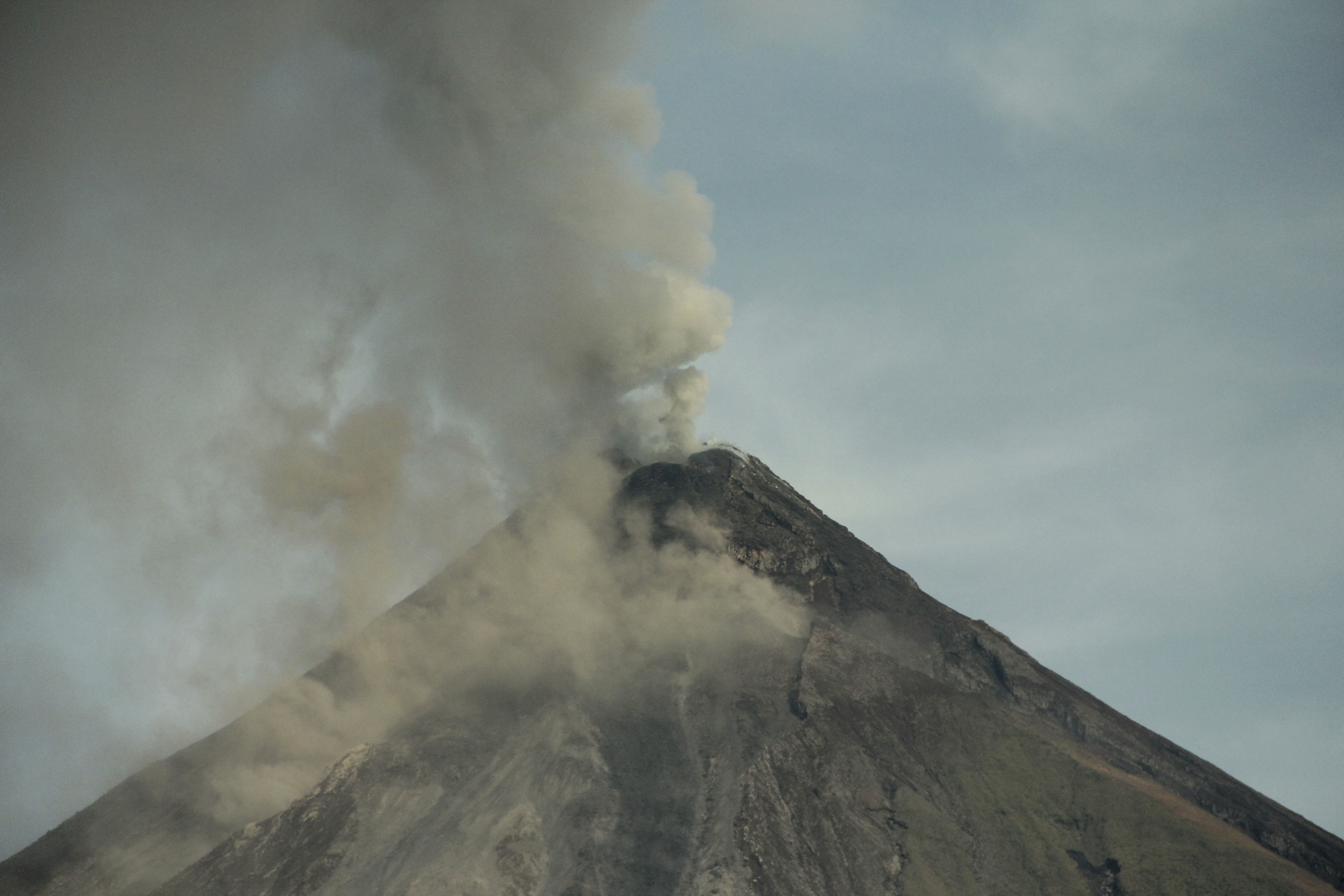 Heavy ash fall from Philippine volcano halts motorists