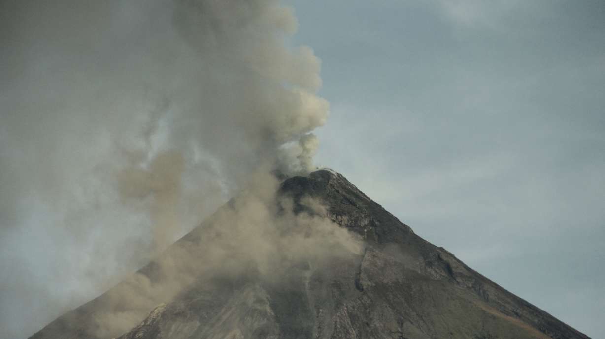 Heavy ash fall from Philippine volcano halts motorists