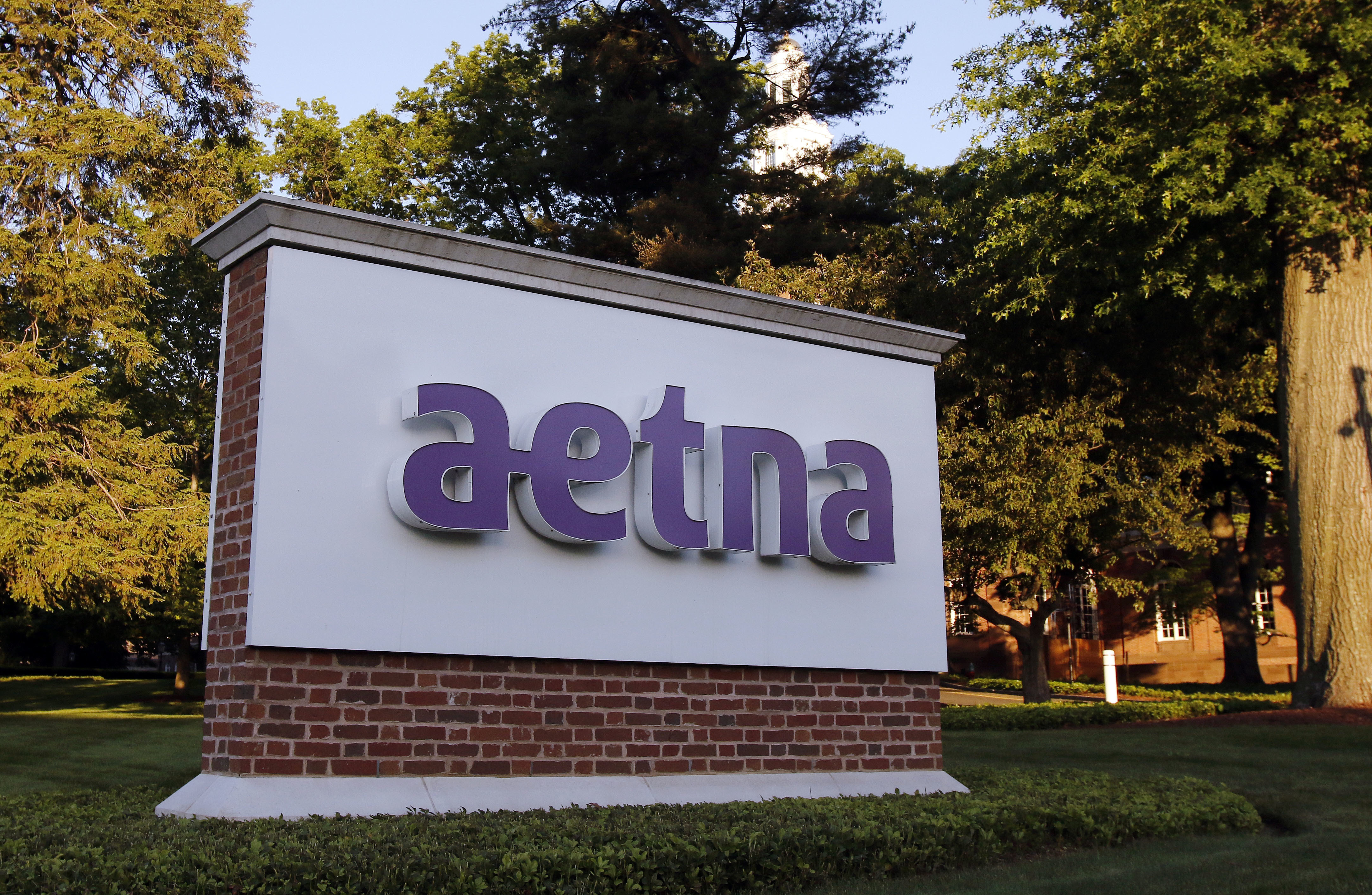 Aetna beats 4Q profit forecasts