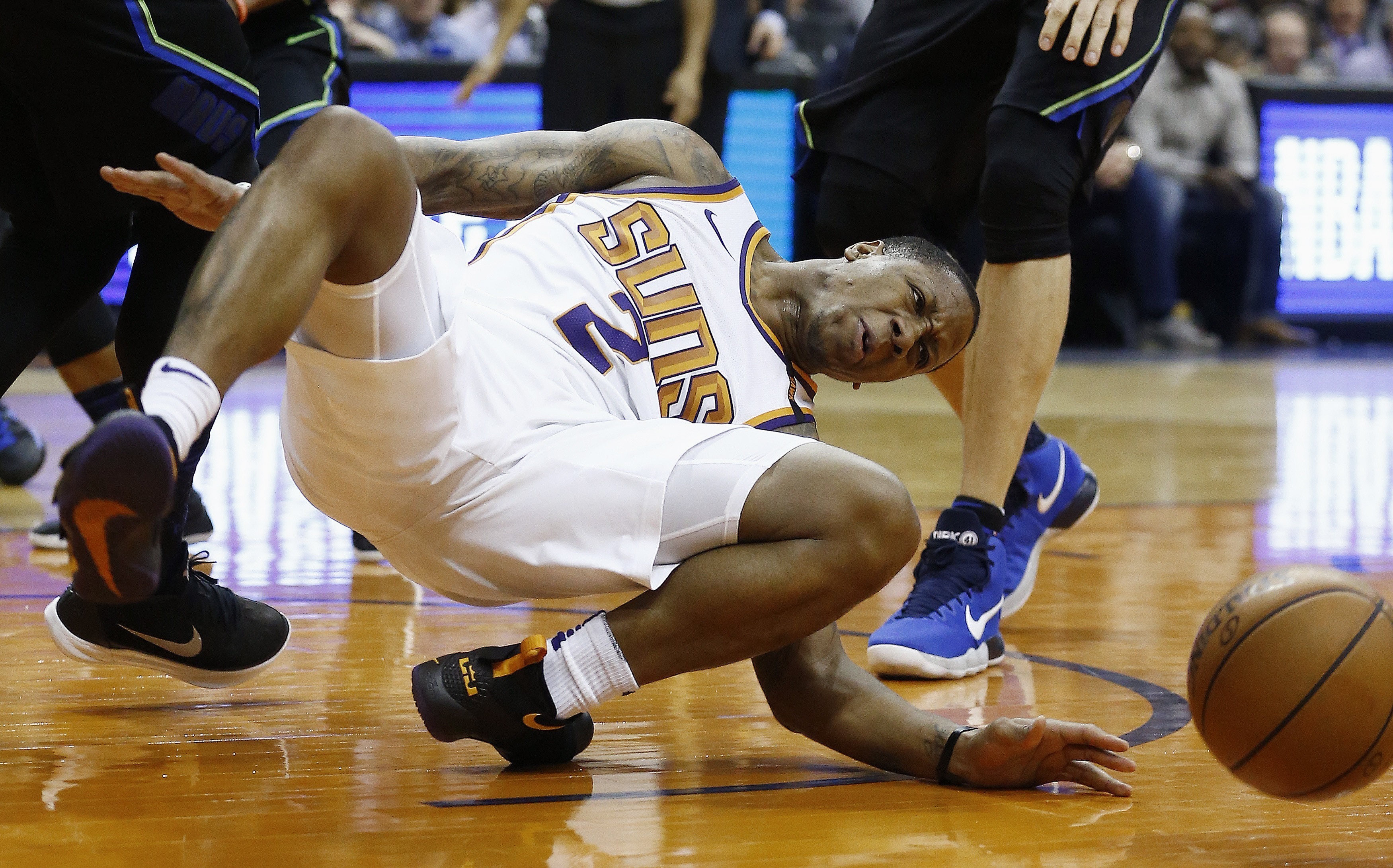 Suns guard Isaiah Canaan breaks ankle in gruesome injury