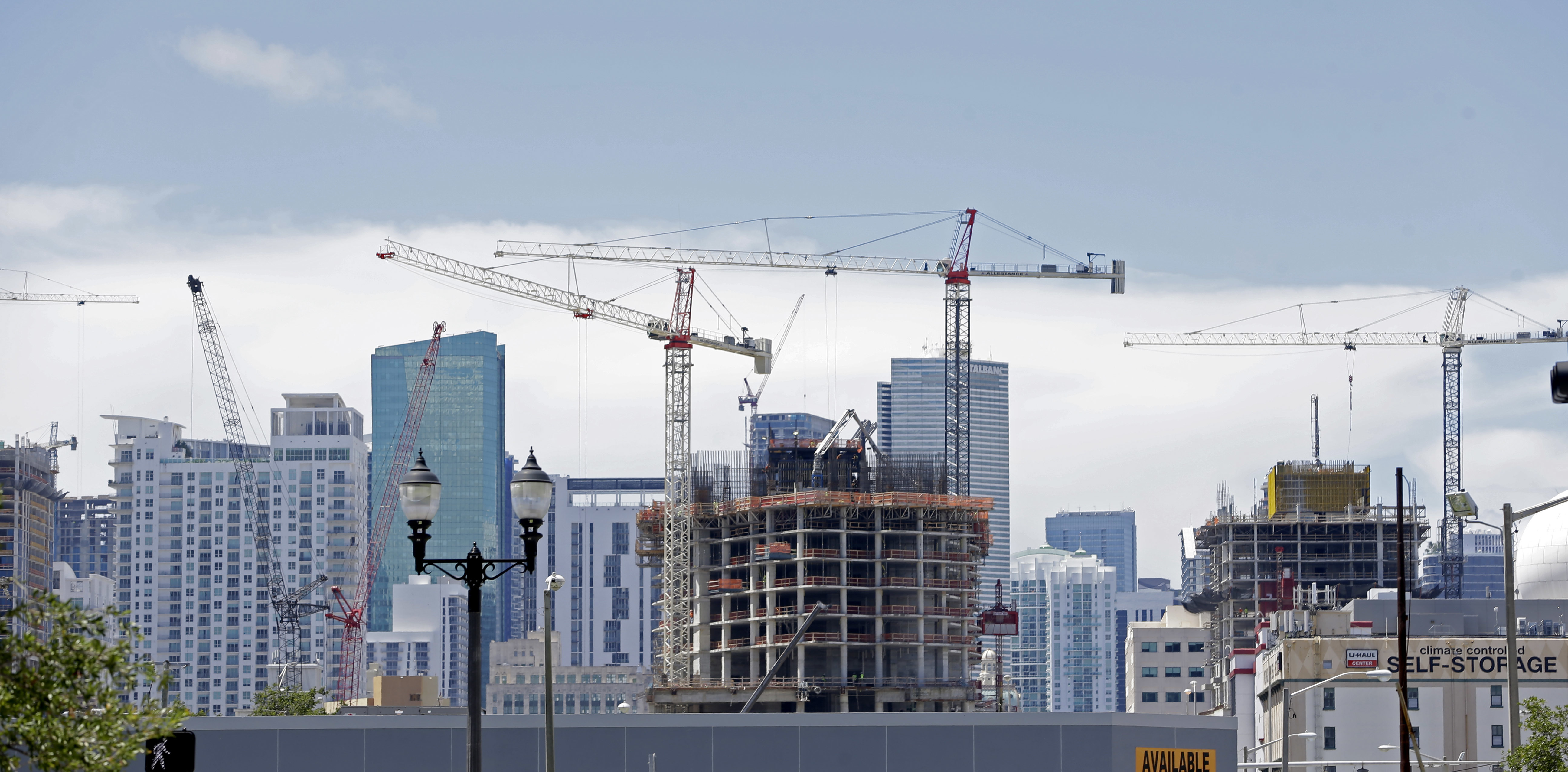 Builders up spending by 0.7 pct; signs of pressure emerge