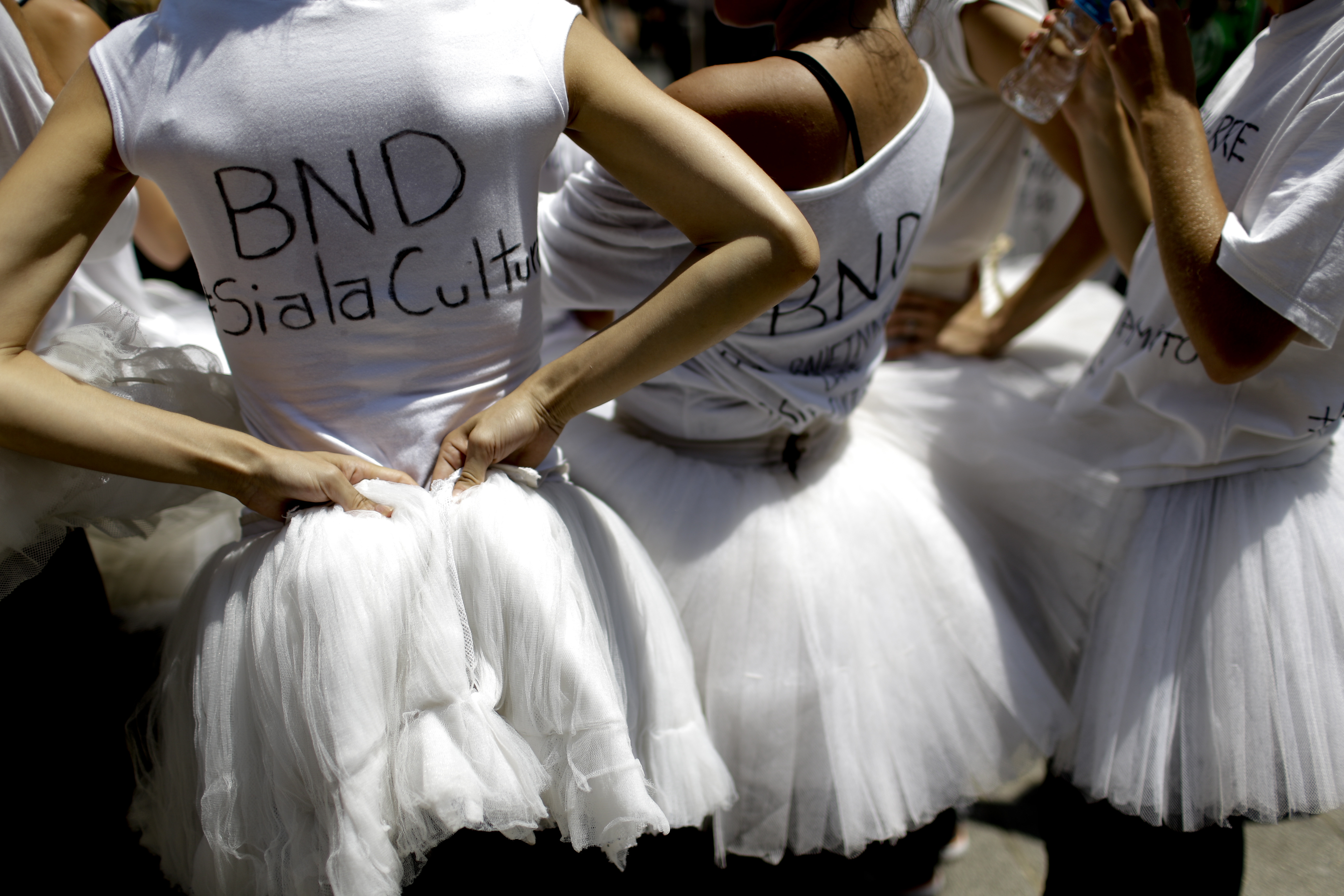 Argentina ballet dancers protest by performing in the street