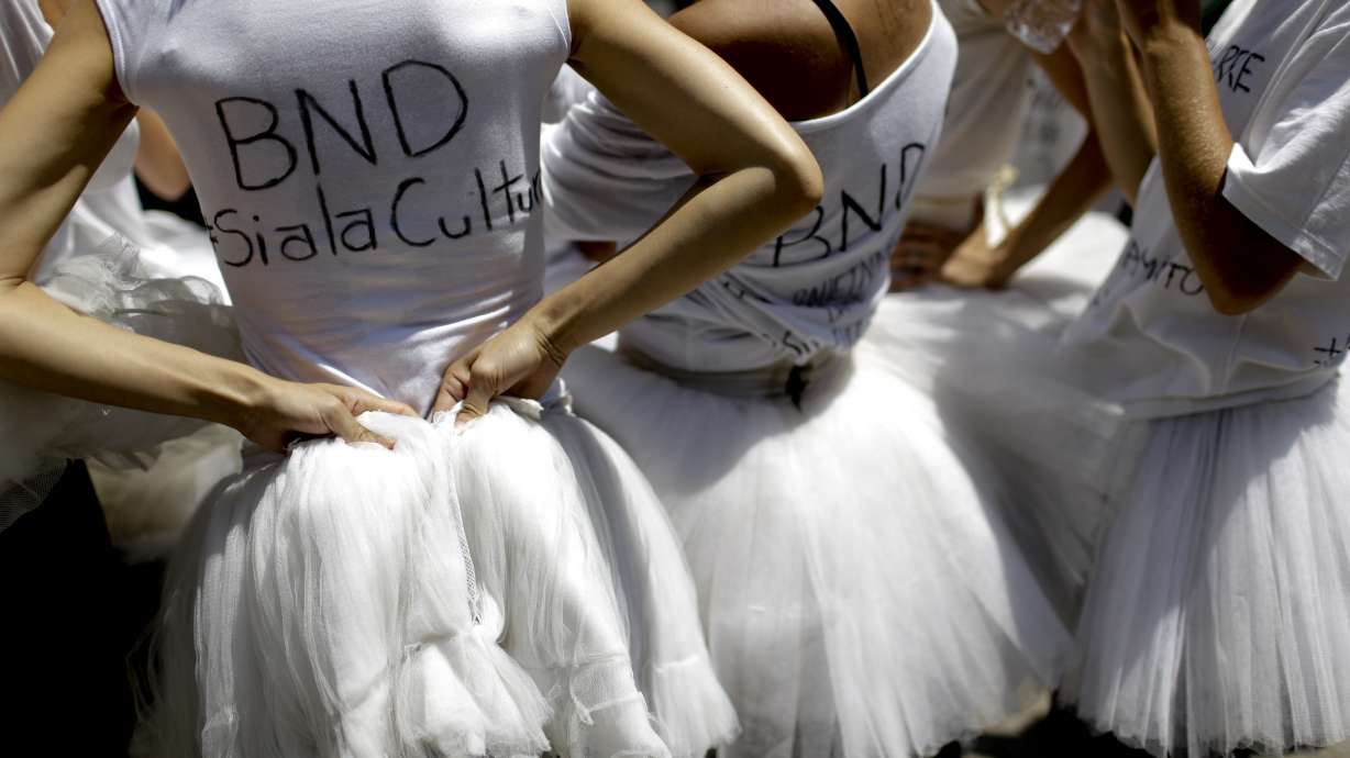 Argentina ballet dancers protest by performing in the street