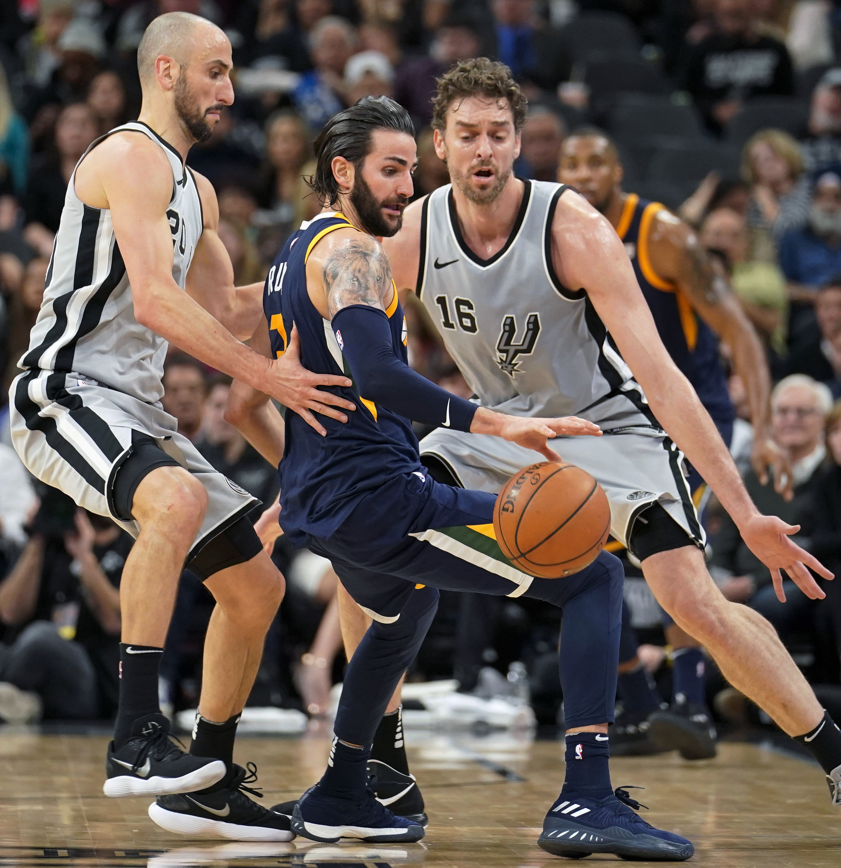 Rubio's season-high 34 leads Jazz by Spurs, 120-111