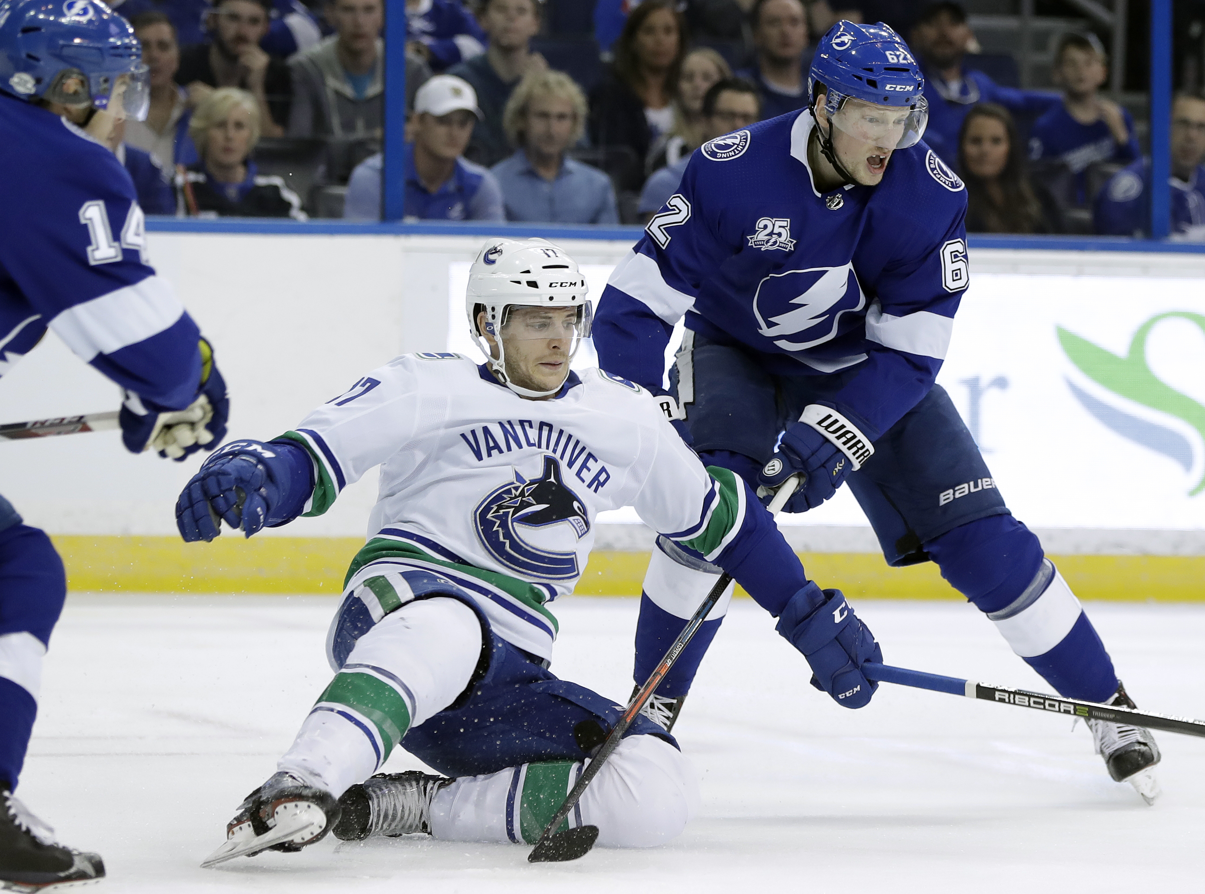 Kucherov ends goal drought, Lightning beat Canucks 5-2