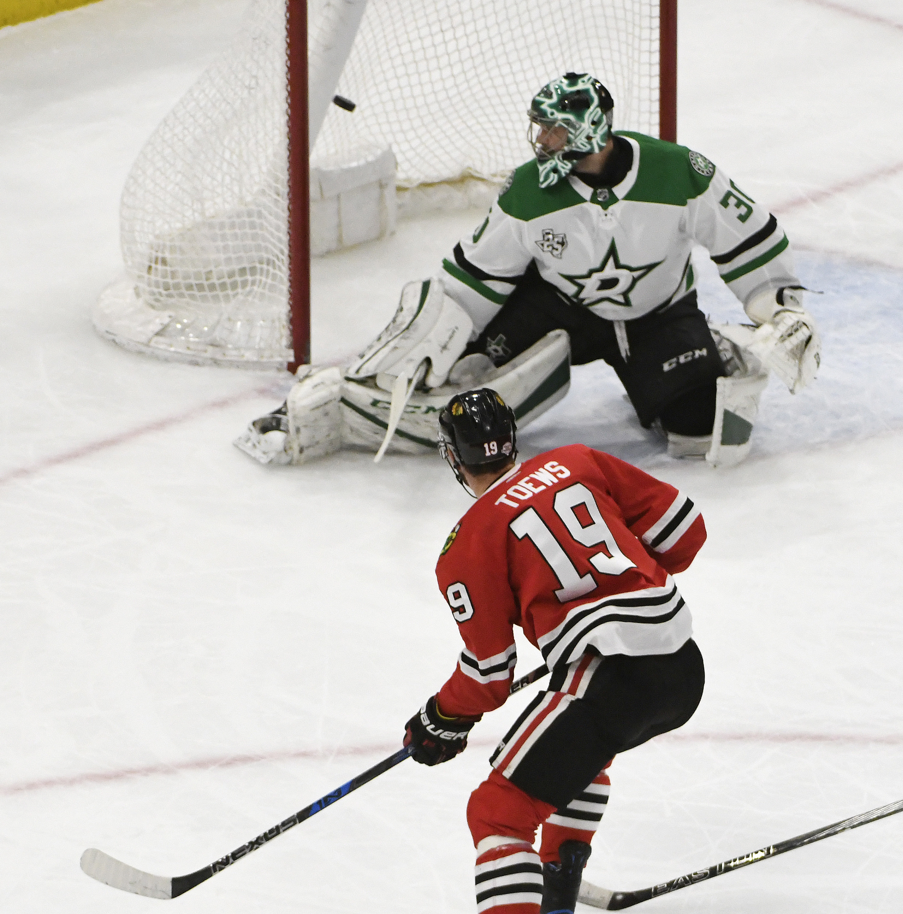 Stars edge fading Blackhawks 4-2 for 4th straight win