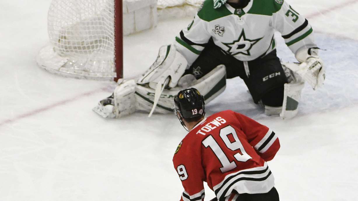 Stars edge fading Blackhawks 4-2 for 4th straight win