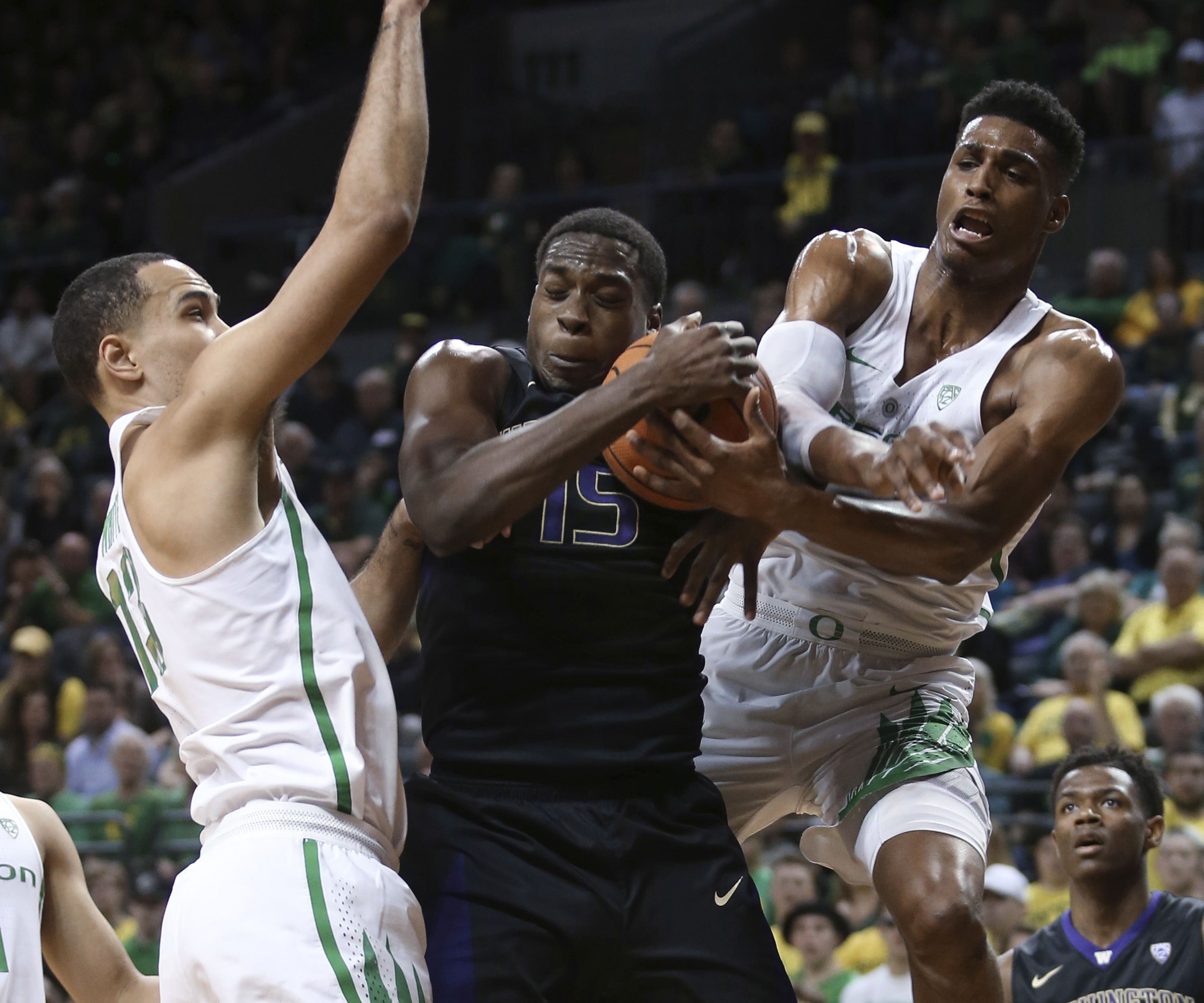 Brown scores 21, Oregon stifles Washington 65-40