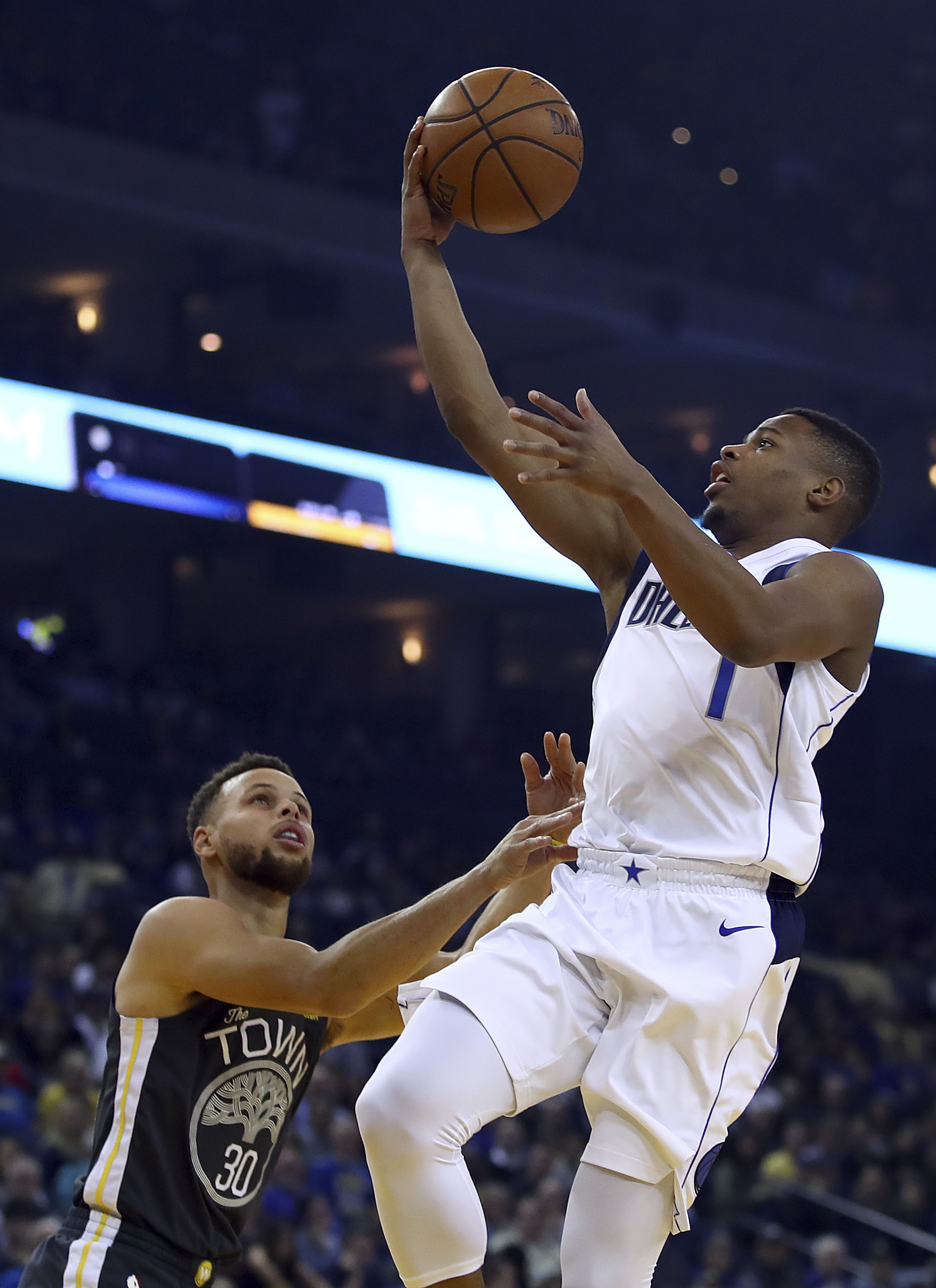 Curry, Durant lead Warriors past Mavericks, end 2-game skid