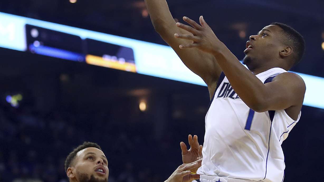 Curry, Durant lead Warriors past Mavericks, end 2-game skid