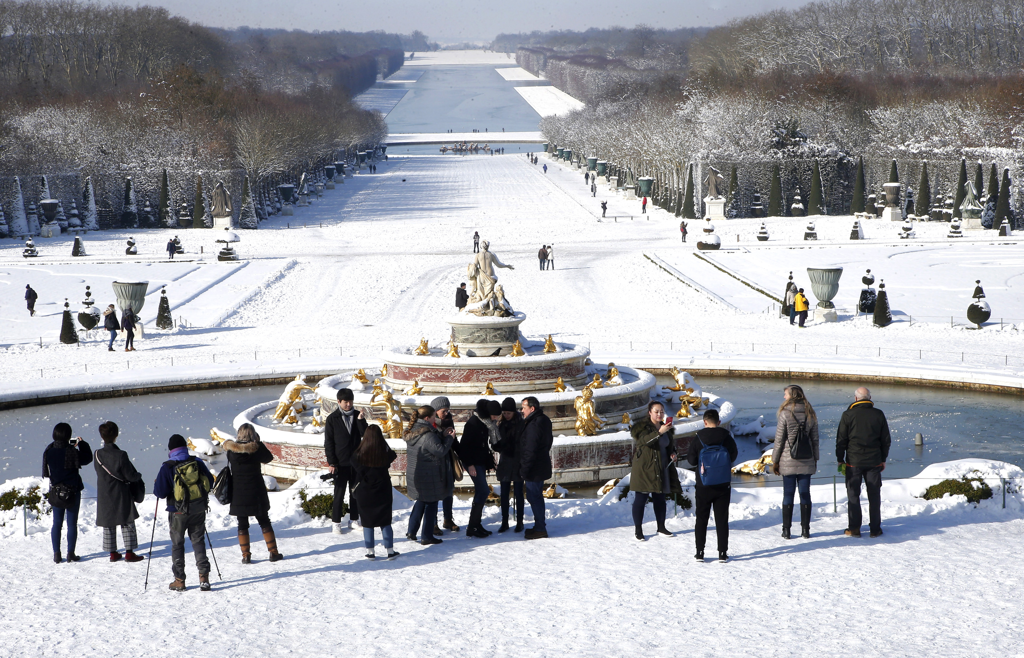 Snowy Paris gets raves from tourists even with Eiffel closed