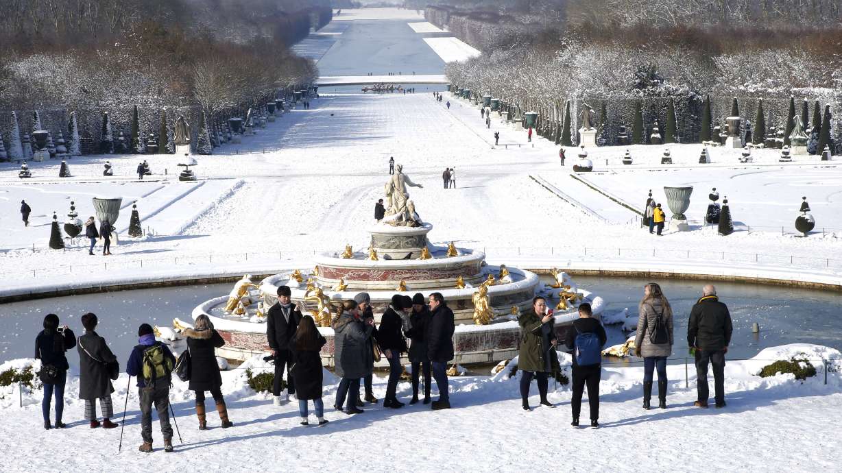 Snowy Paris gets raves from tourists even with Eiffel closed