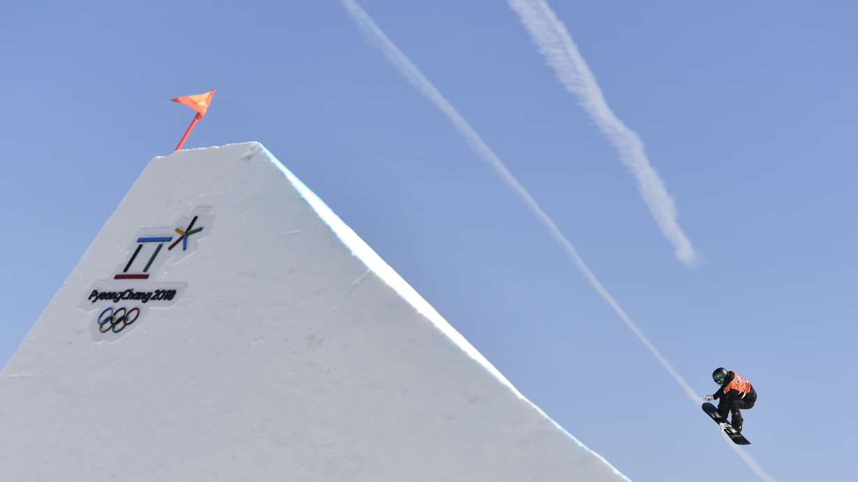 Hold that tweet: Athletes tiptoe around Olympic do's, don'ts