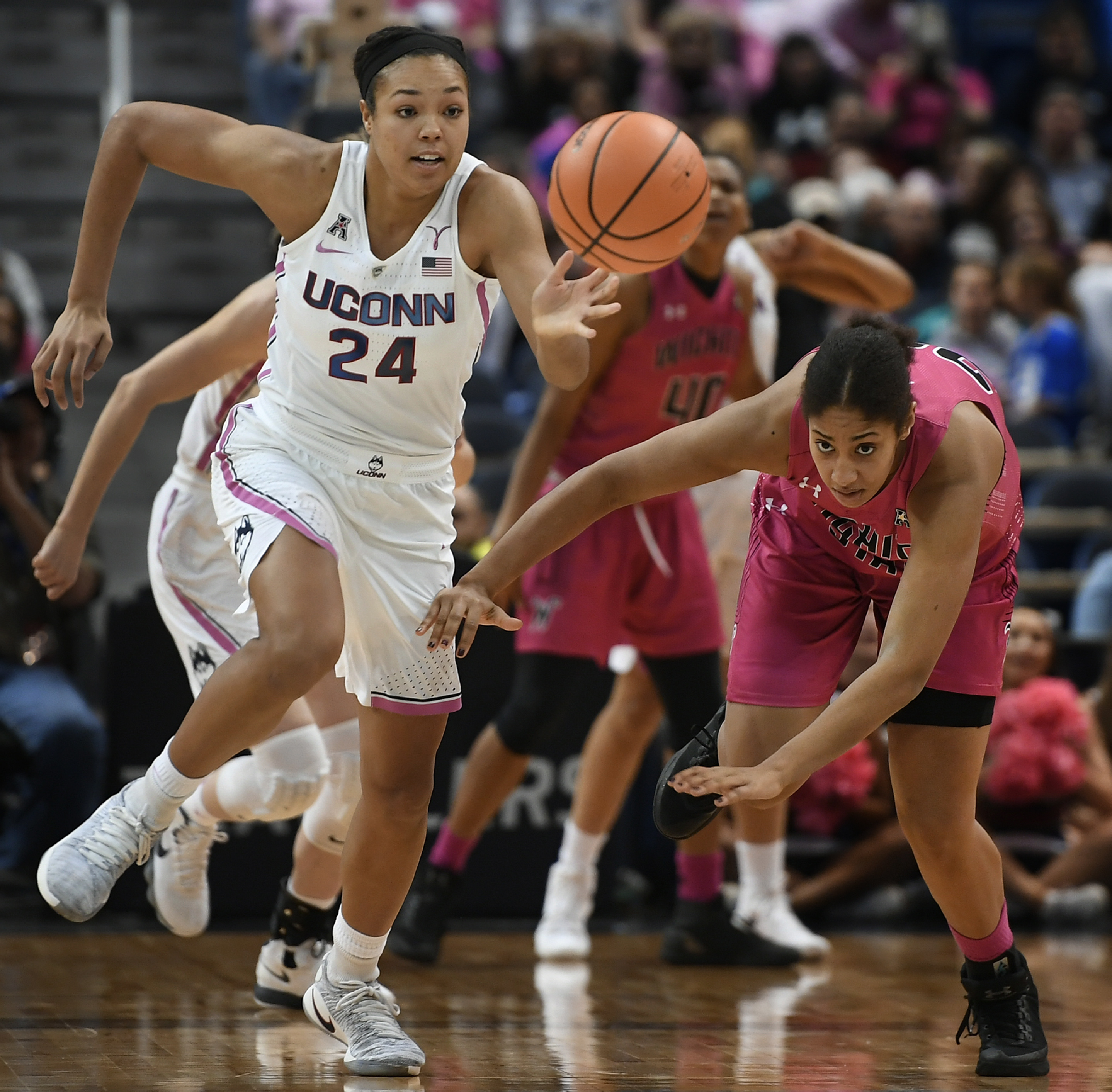 No. 1 UConn shoots 71 percent, routs Wichita State 124-43