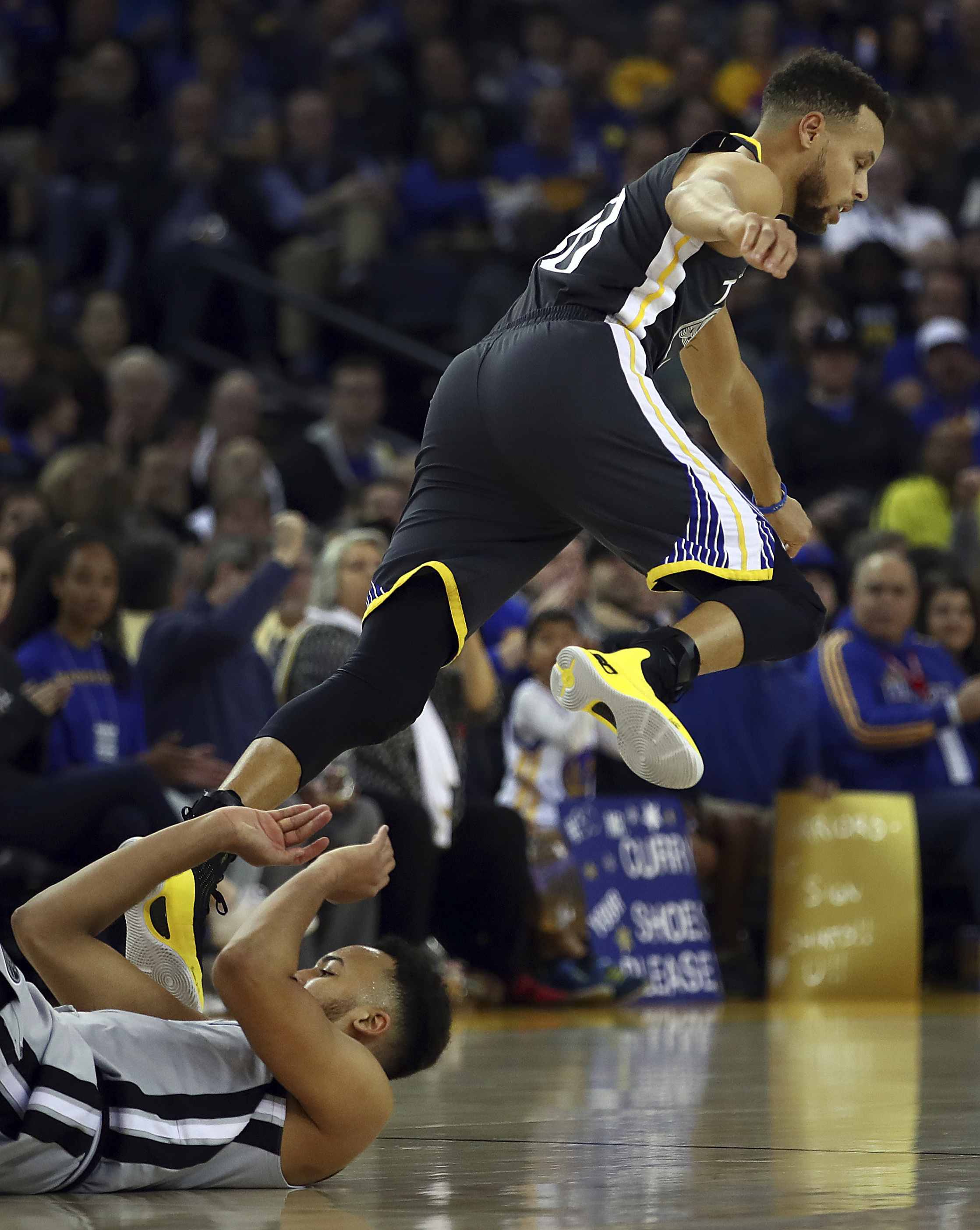 Thompson leads way in third quarter as Warriors beat Spurs