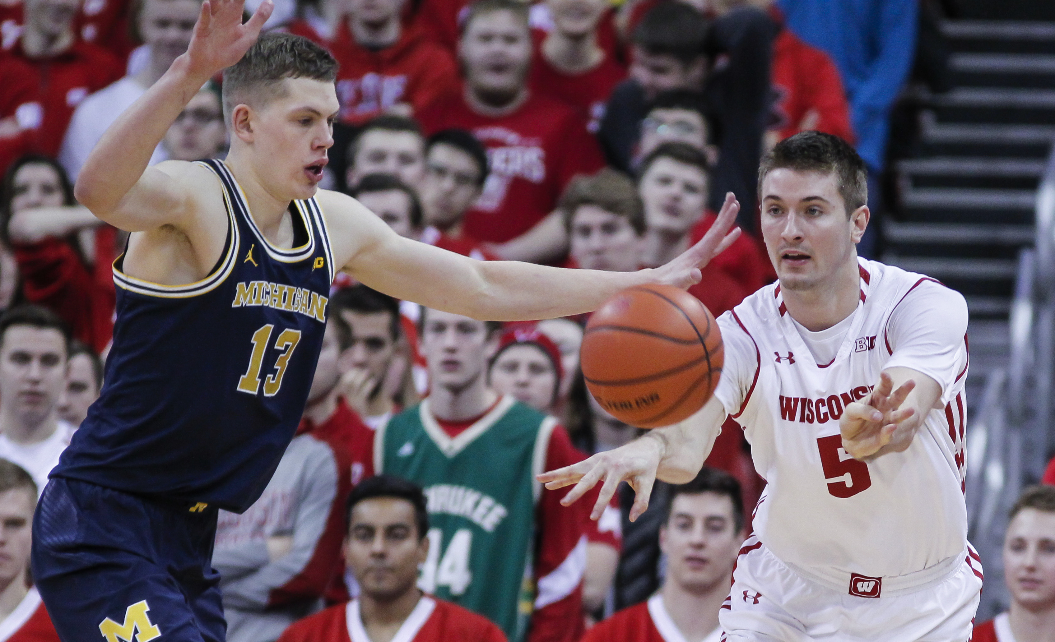 Hot-shooting 1st half helps No. 20 Michigan beat Wisconsin